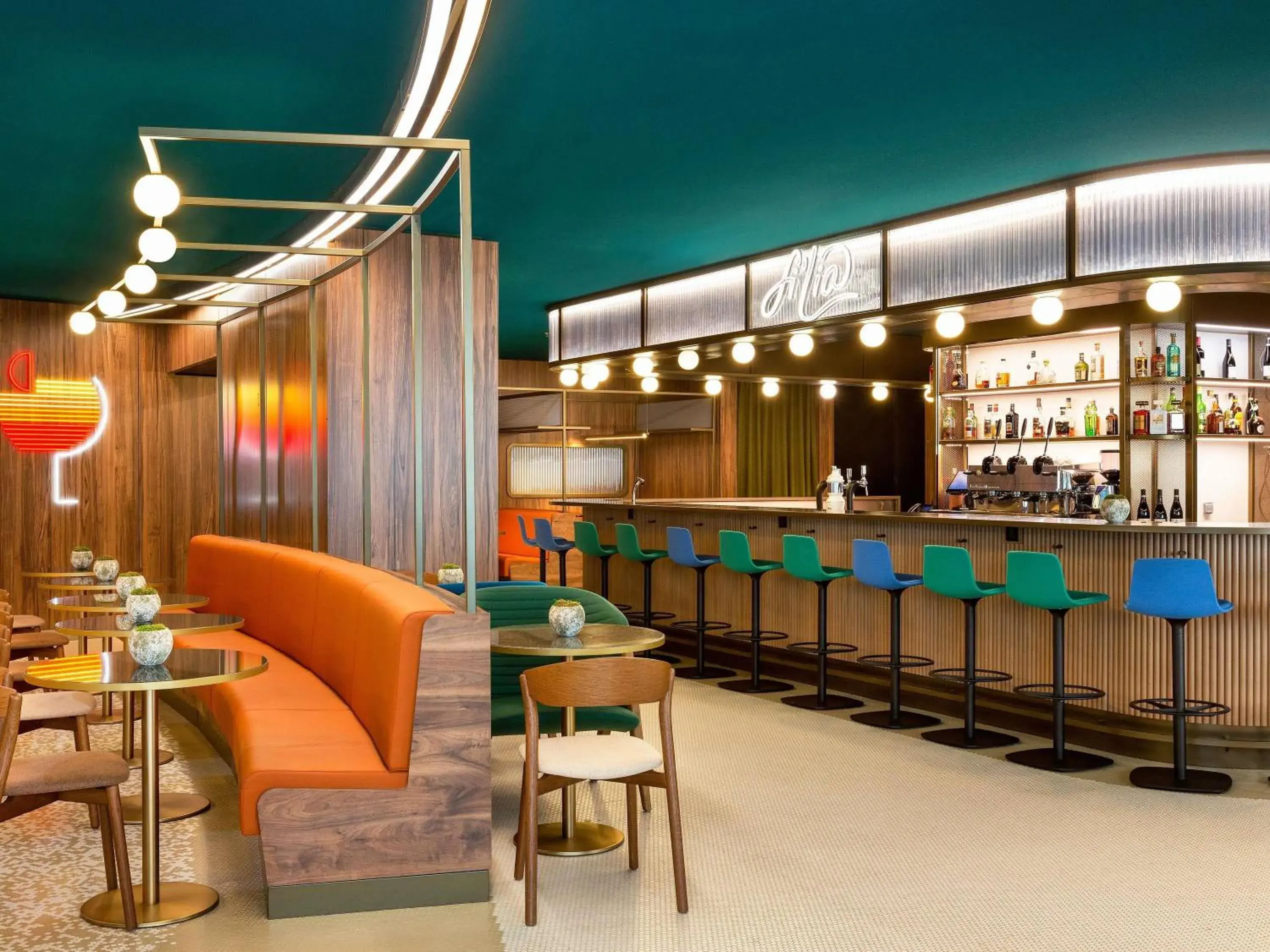 Lounge or bar in Pullman Paris Montparnasse Lounge or bar in Pullman Paris Montparnasse