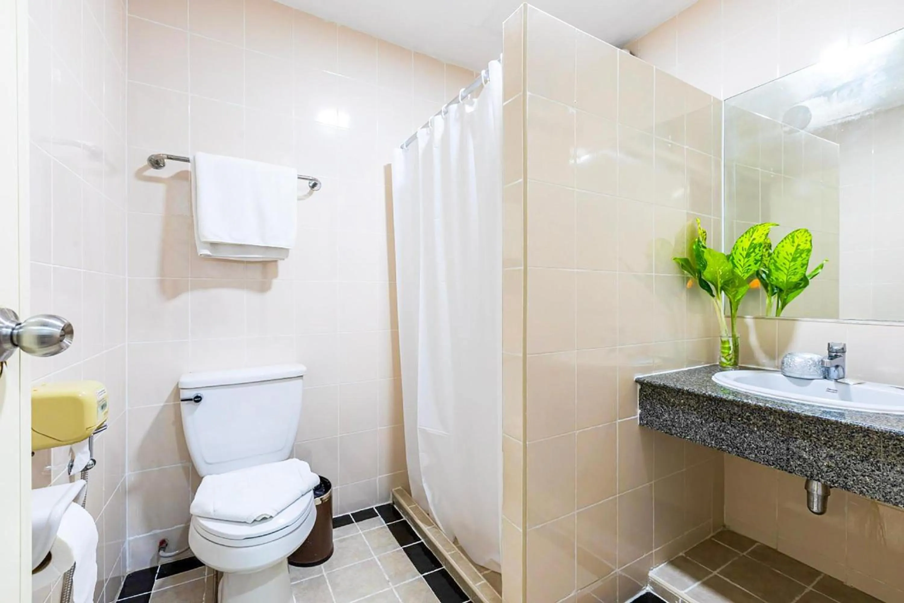 Bathroom in Collection O Howard Square Boutique Hotel