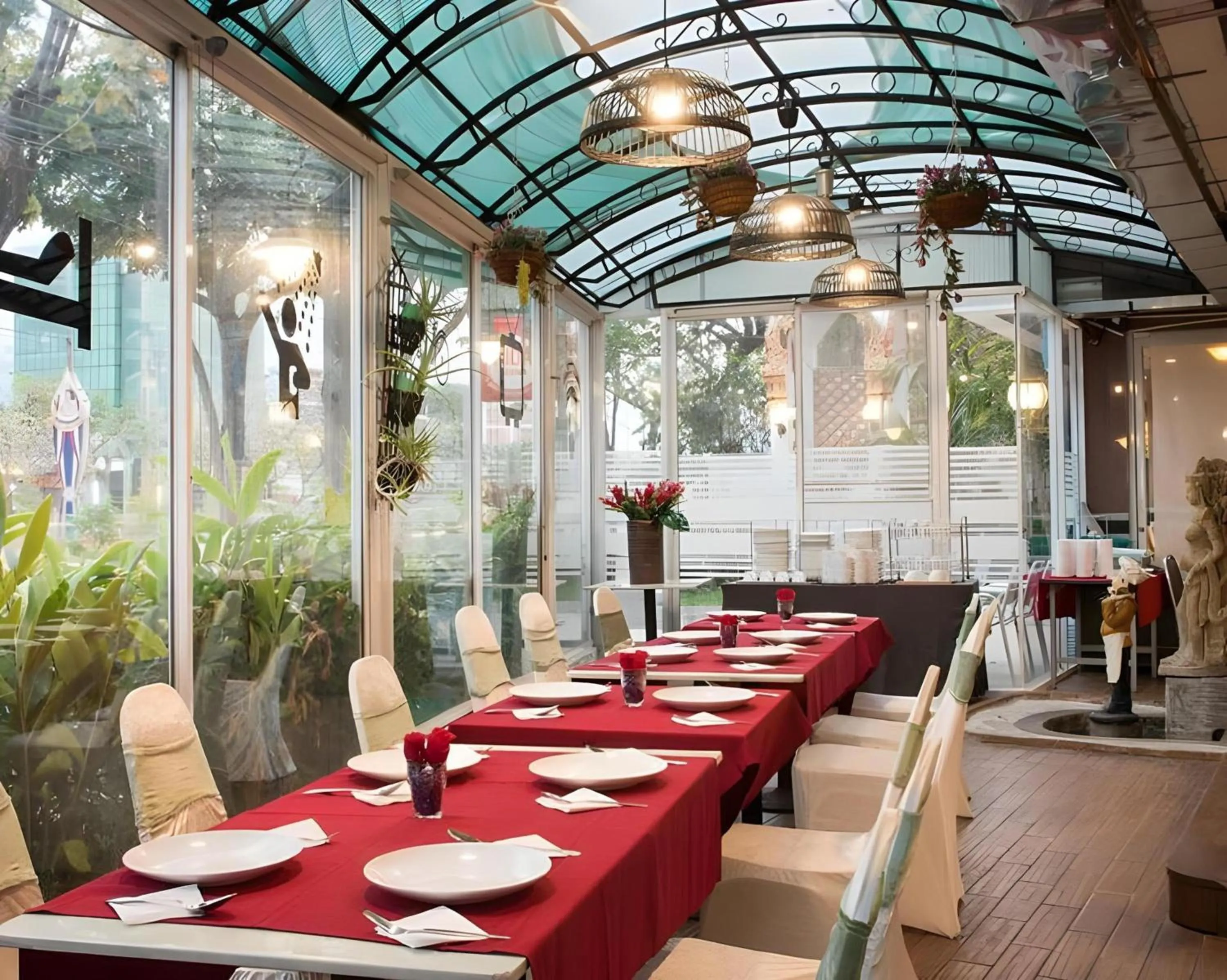 Restaurant/places to eat in Collection O Howard Square Boutique Hotel