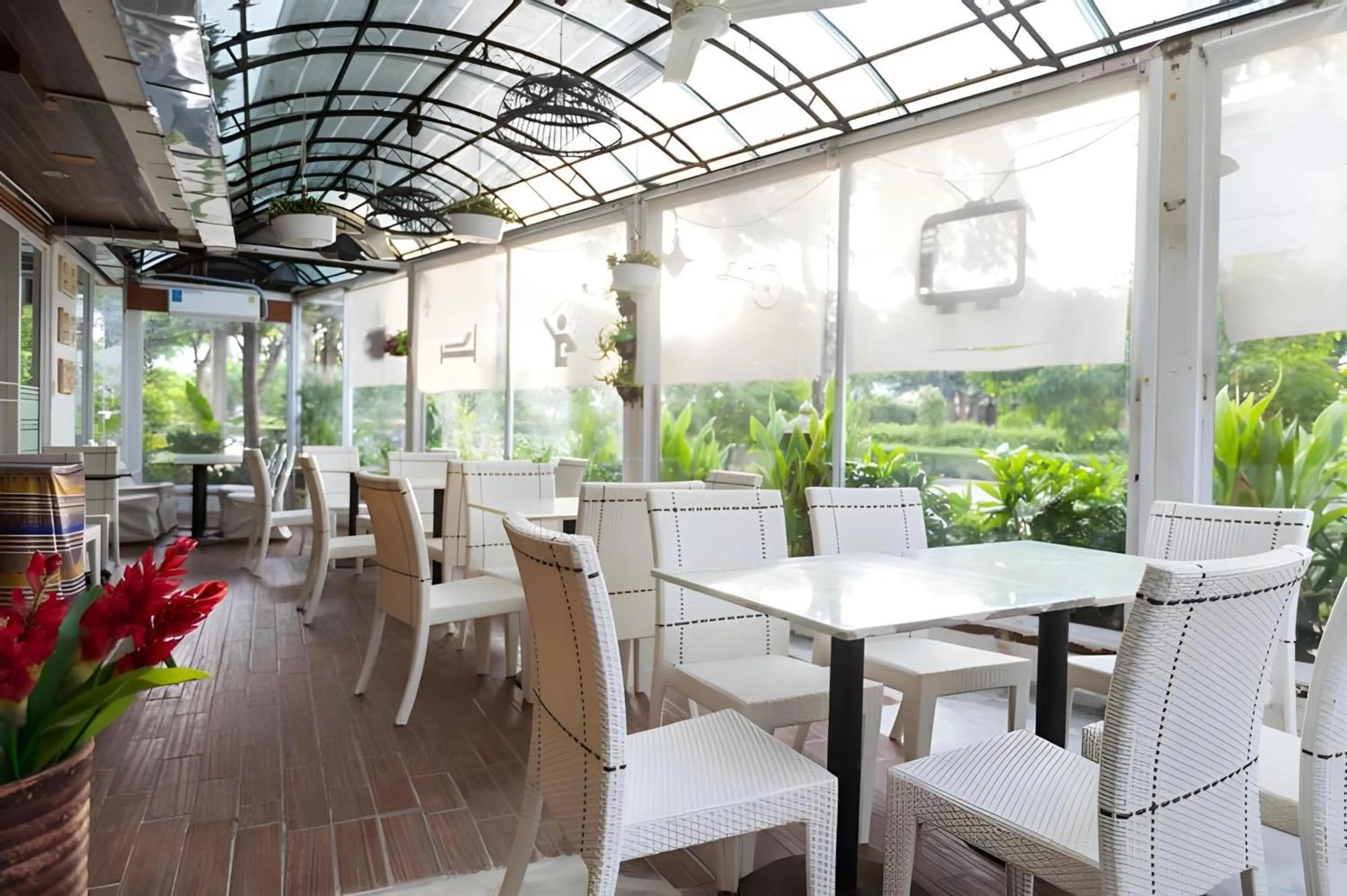 Restaurant/places to eat in Collection O Howard Square Boutique Hotel