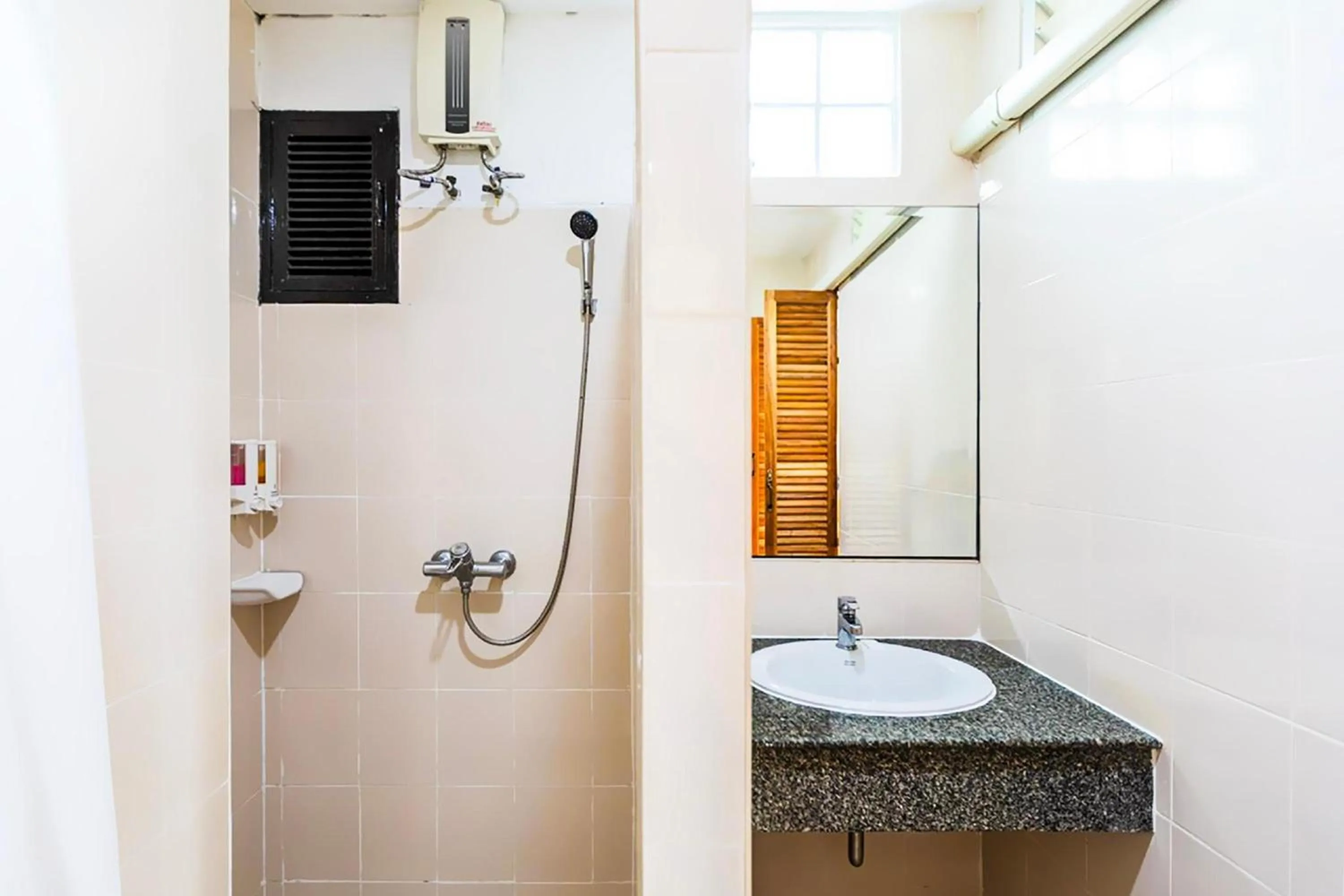 Bathroom in Collection O Howard Square Boutique Hotel