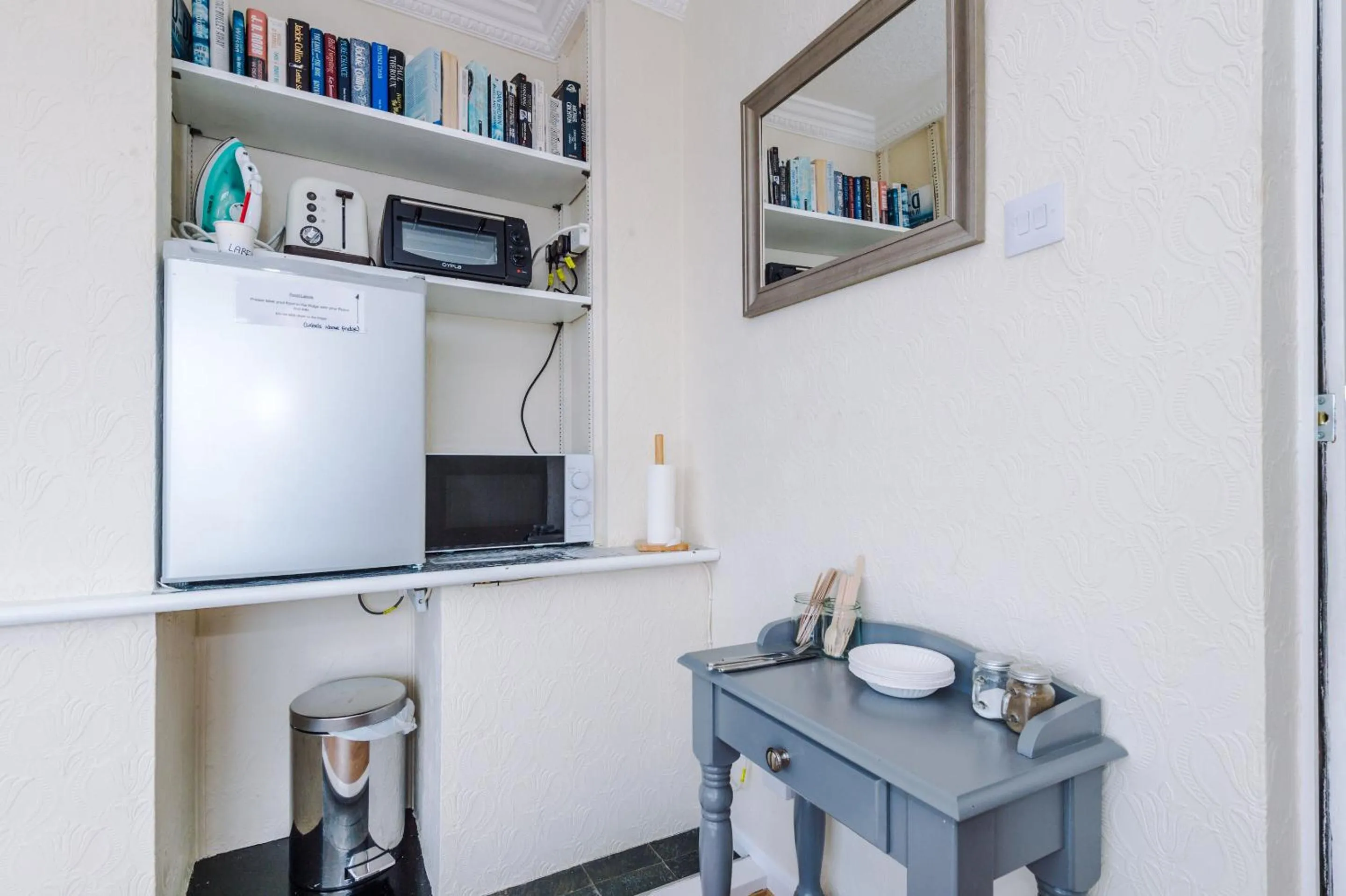 Living room in Holcombe Guest House