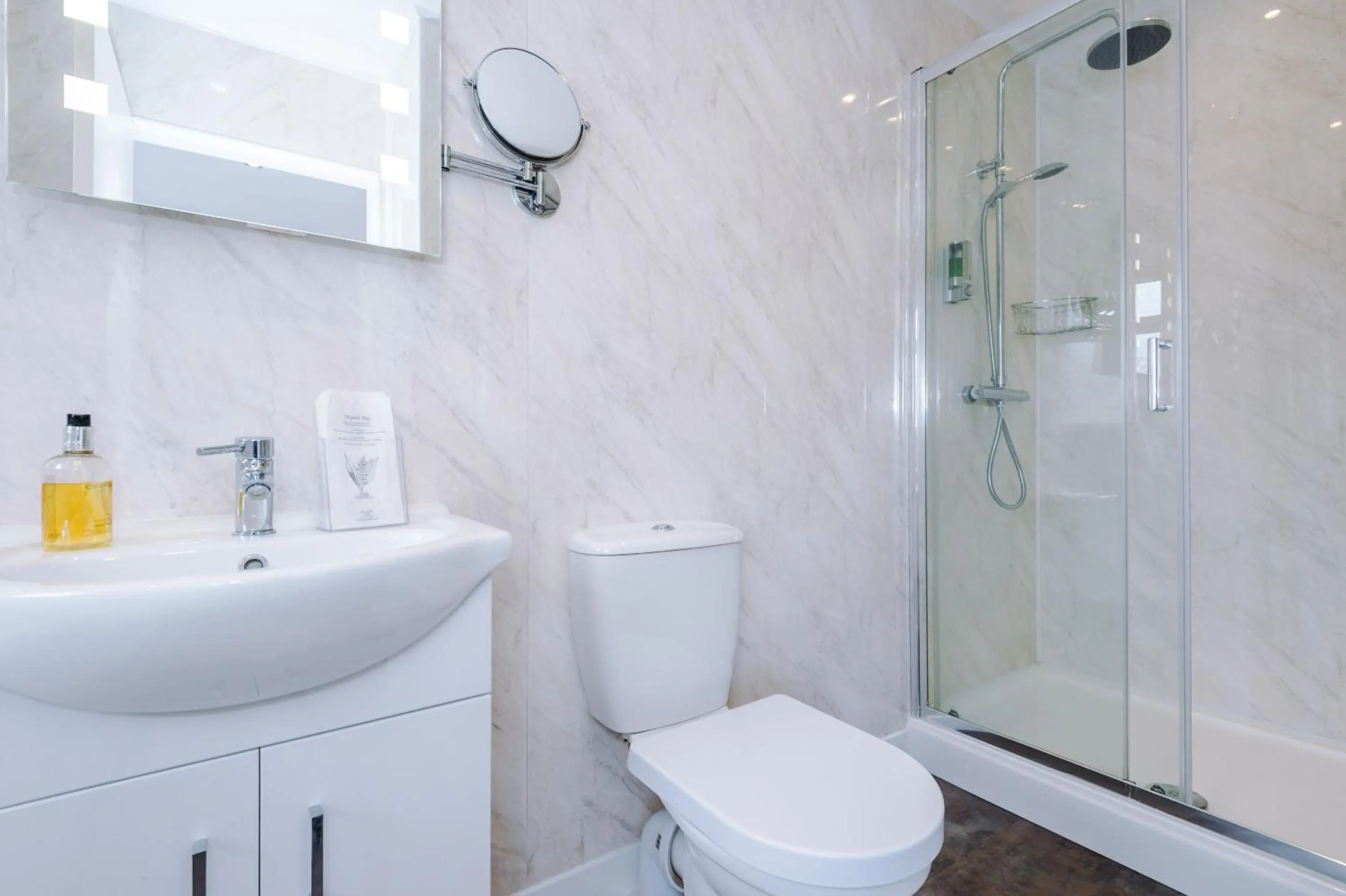 Bathroom in Holcombe Guest House