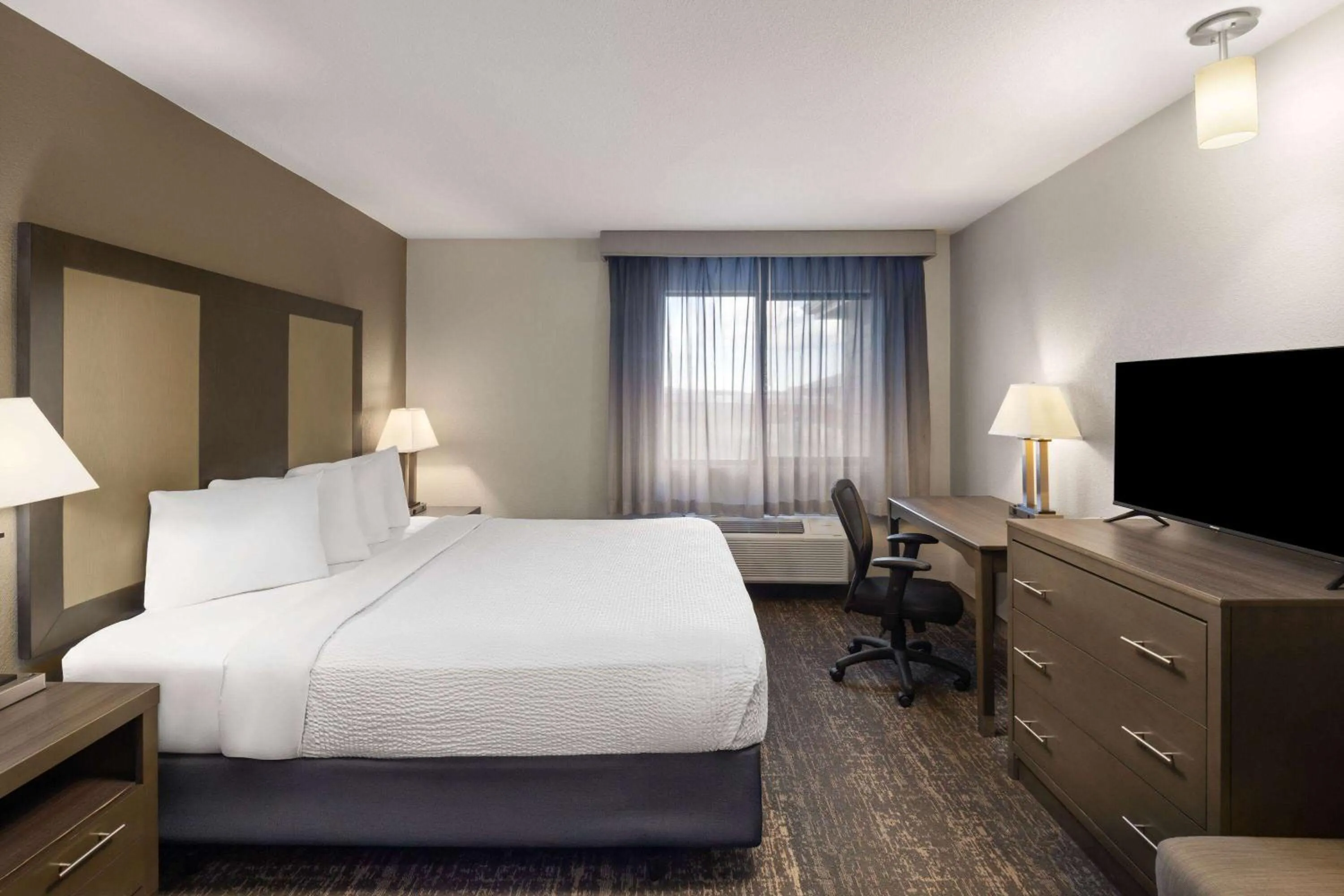 Photo of the whole room, Bed in Baymont by Wyndham Moses Lake