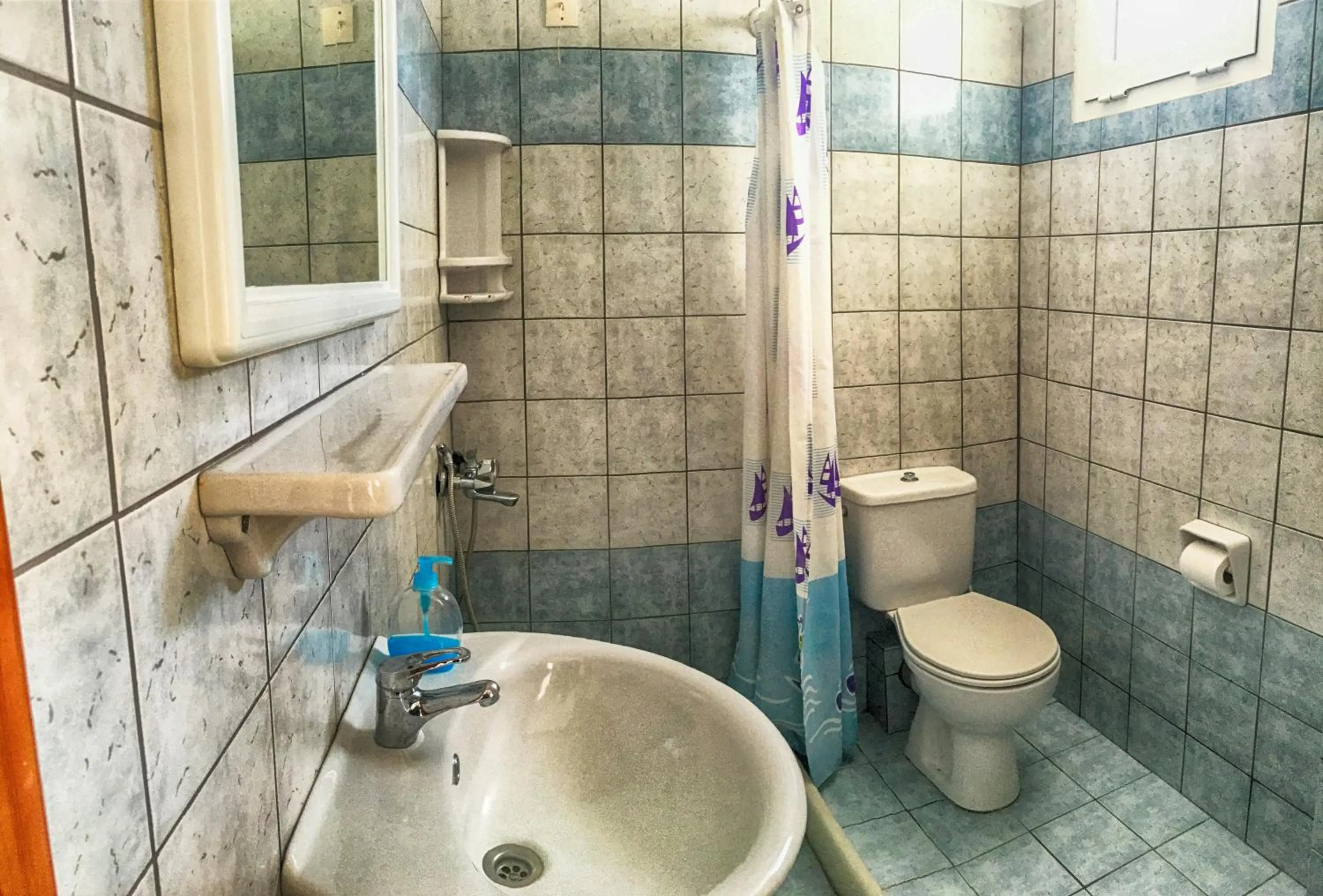 Shower in Hotel Helena