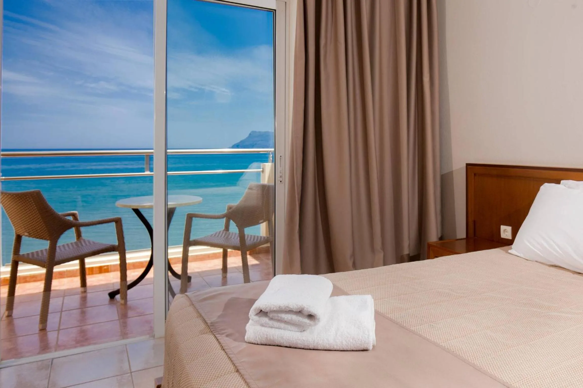 Balcony/Terrace, Bed in Sunny Bay Hotel