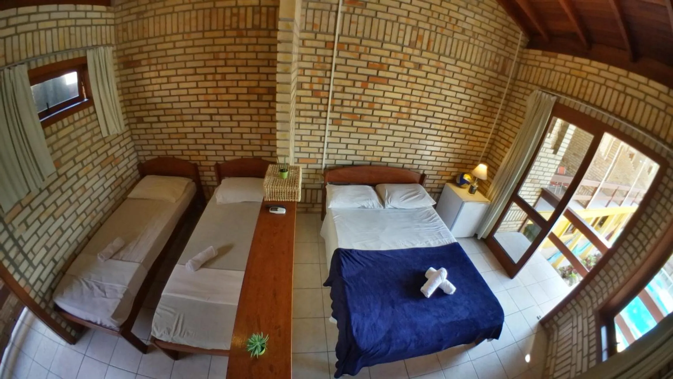 Photo of the whole room, Bed in Pousada Maunaloa