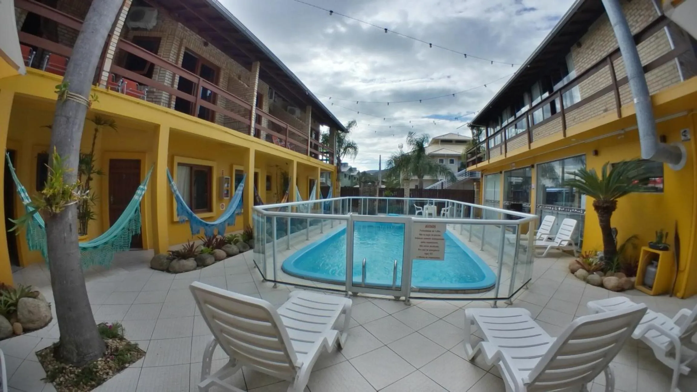 Swimming pool in Pousada Maunaloa