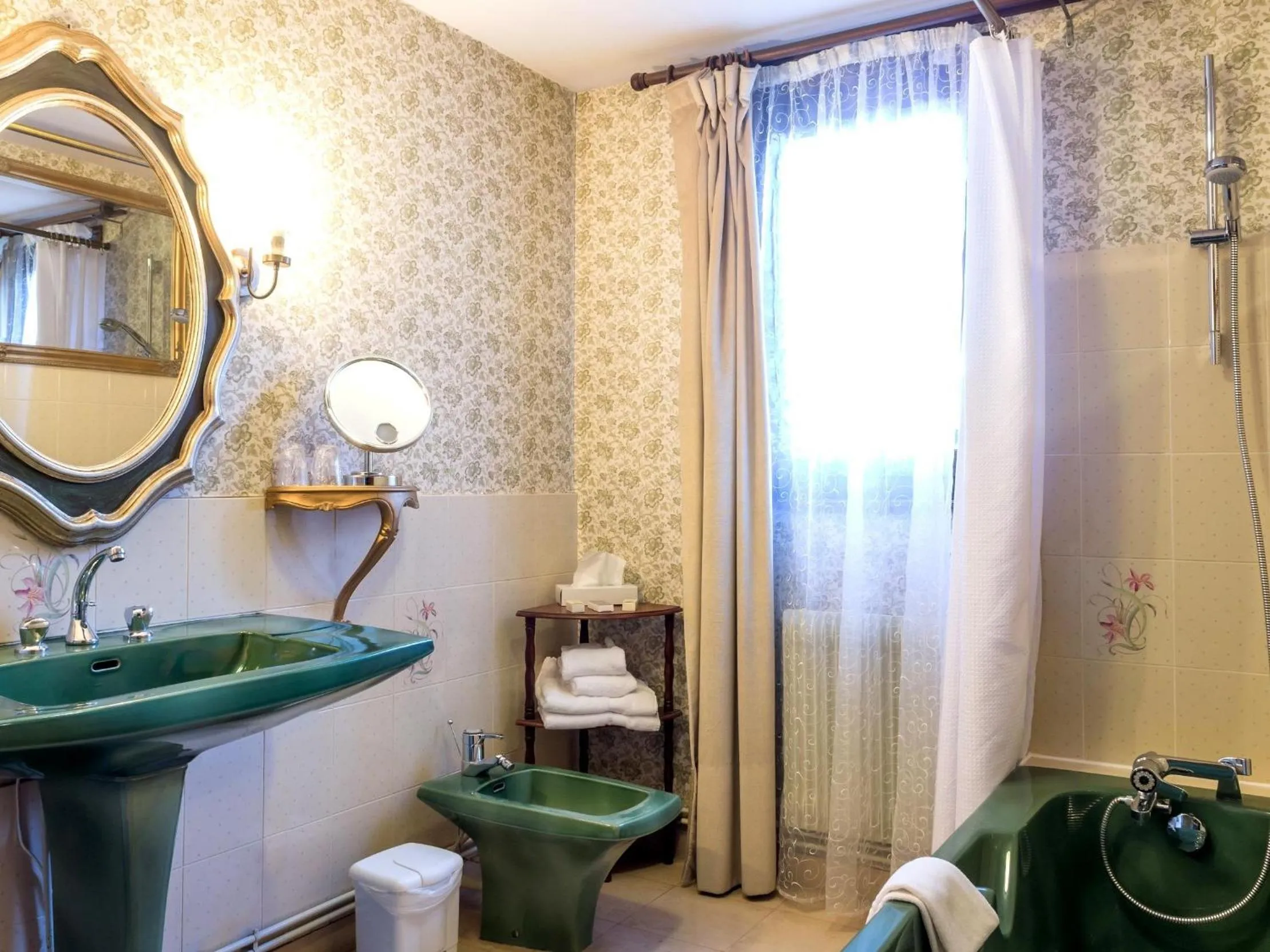 Bathroom in Hostellerie Sarrasine, Mâcon Est - Teritoria