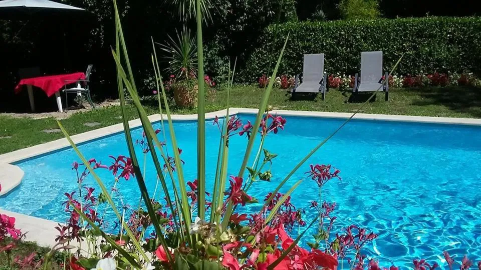 Swimming pool in Hostellerie Sarrasine, Mâcon Est - Teritoria