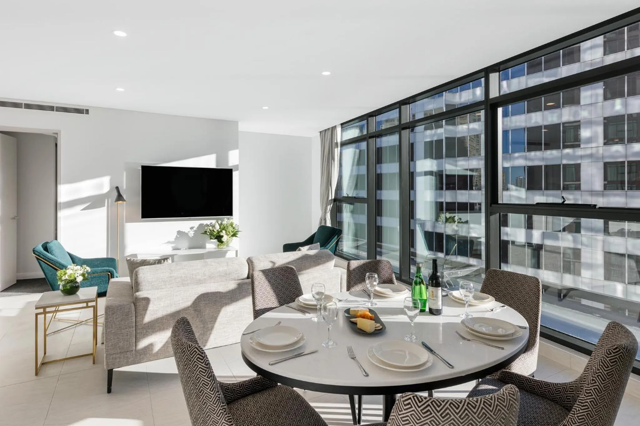 Dining area in Meriton Suites Sussex Street, Sydney