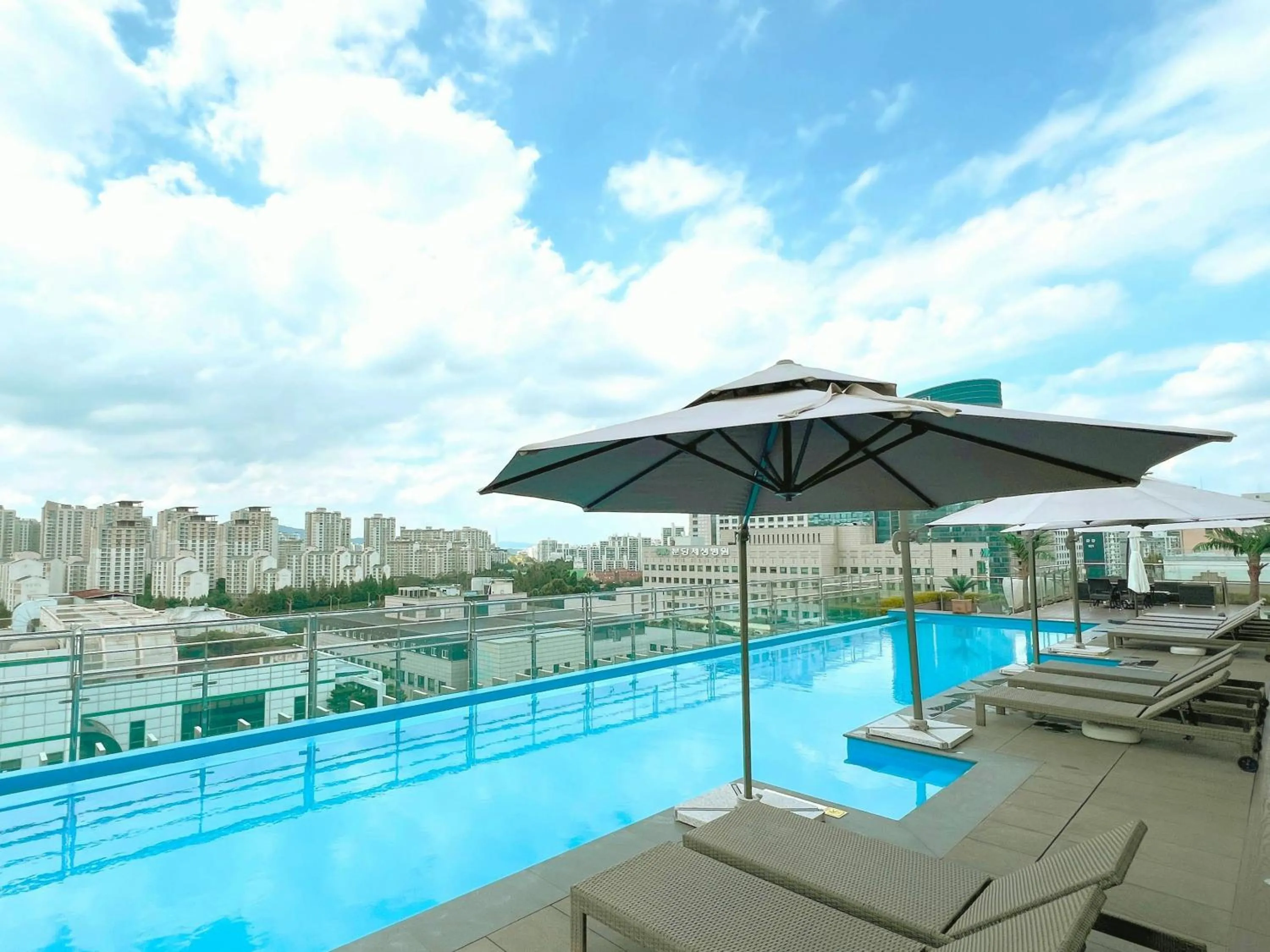 Swimming pool in Hotel Skypark Central Seoul Pangyo