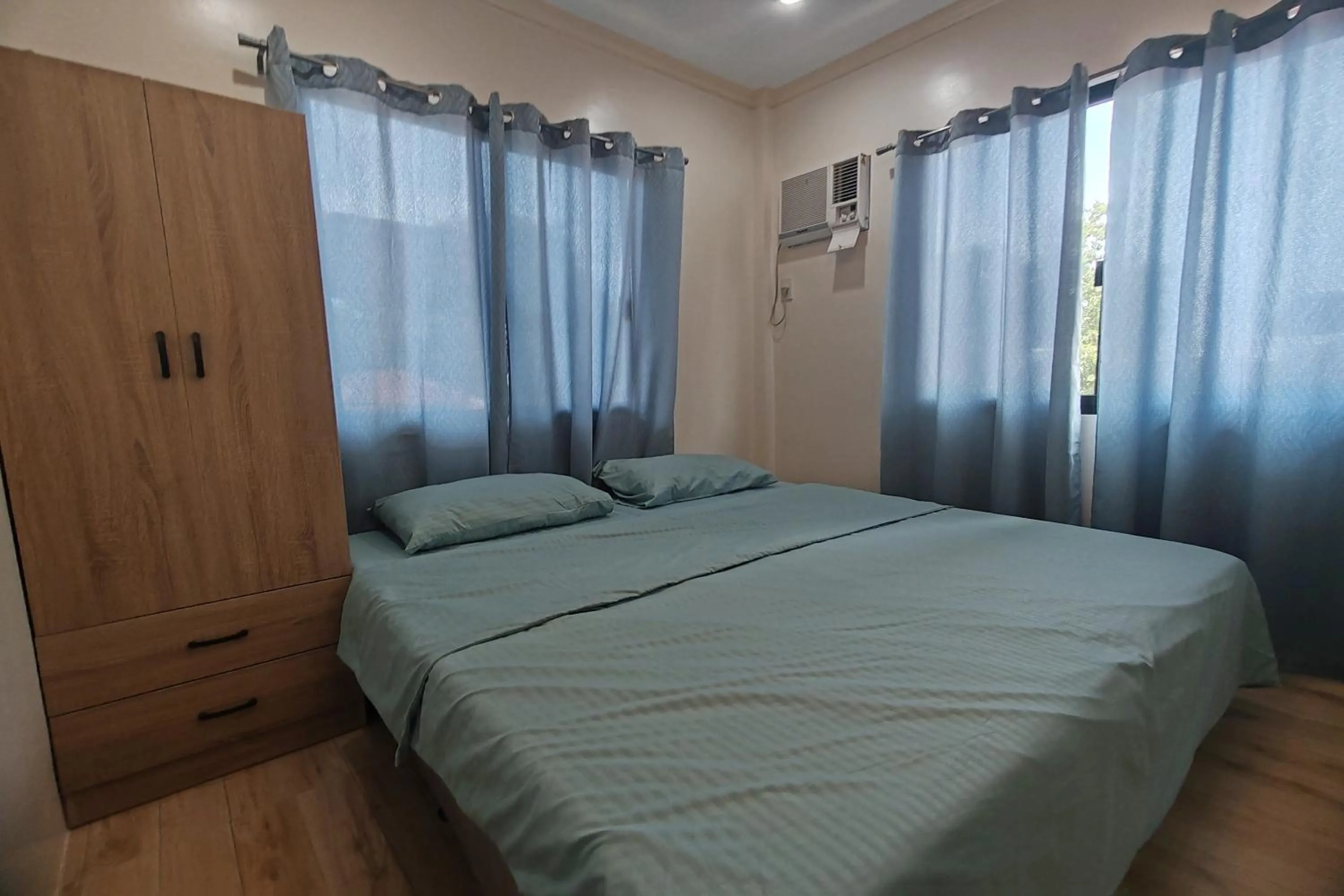 Photo of the whole room, Bed in Intoy's Place Panglao near Beach