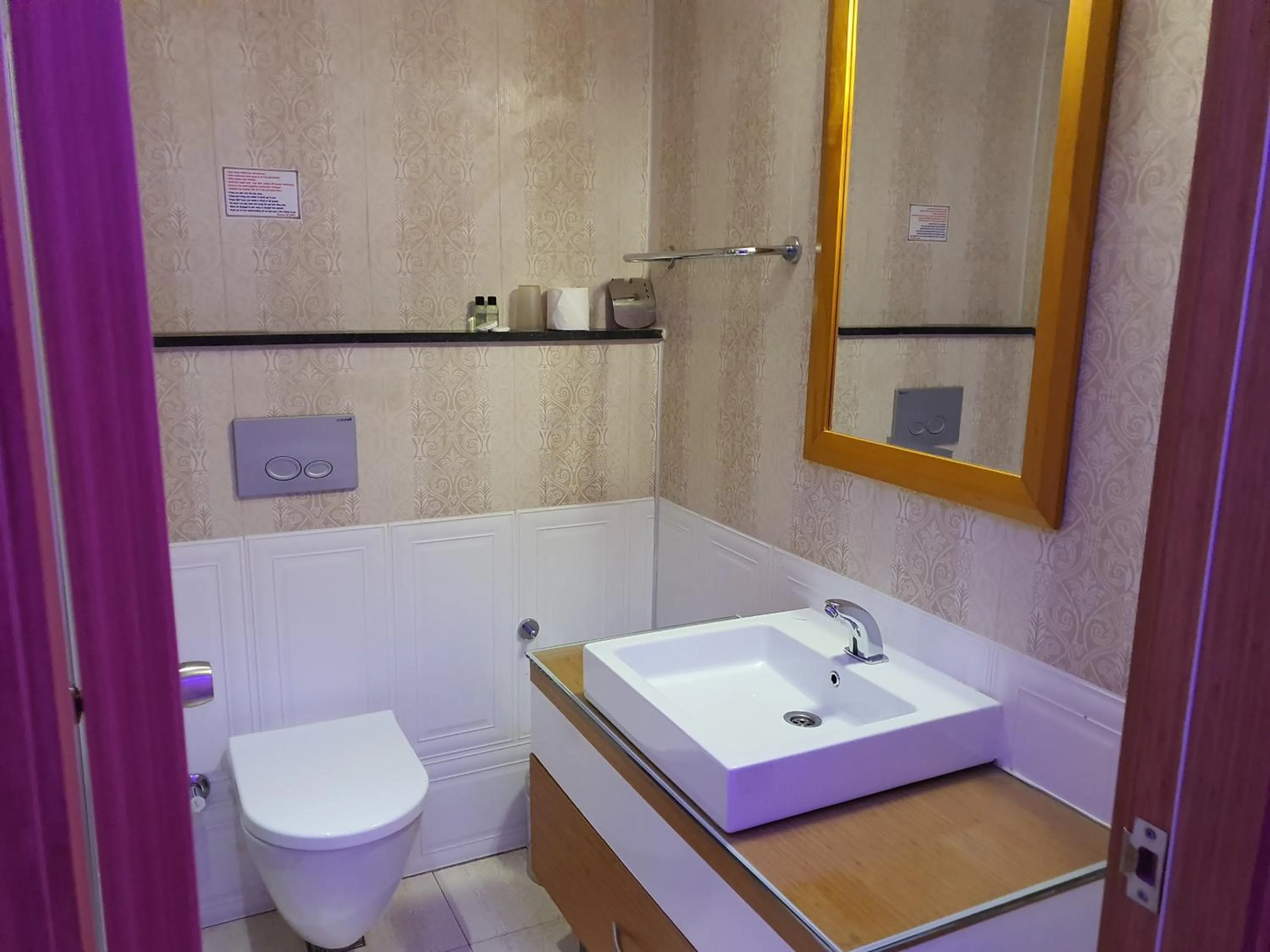 Bathroom in Kleopatra Ikiz Hotel