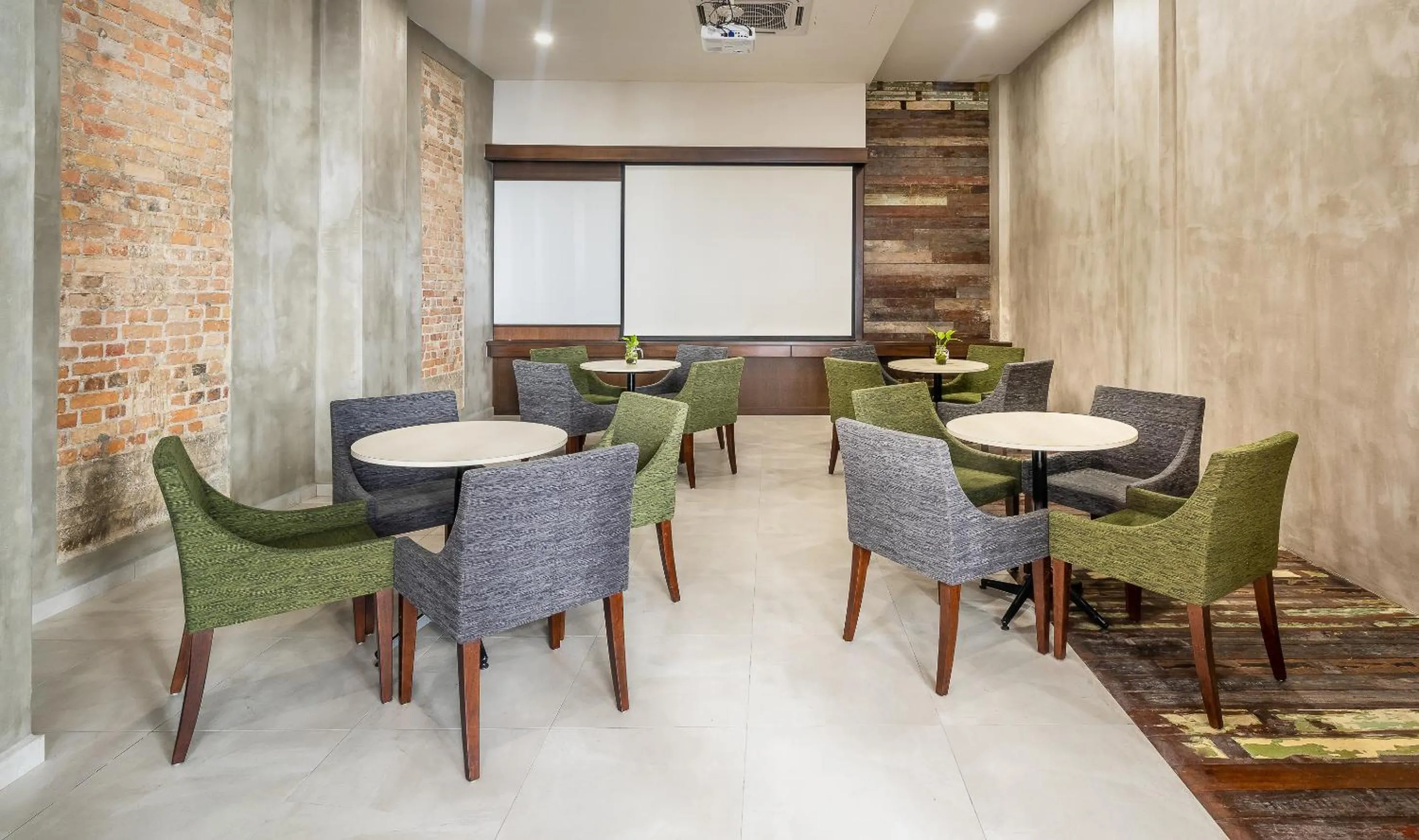 Restaurant/places to eat in Treasures Hotel and Suites