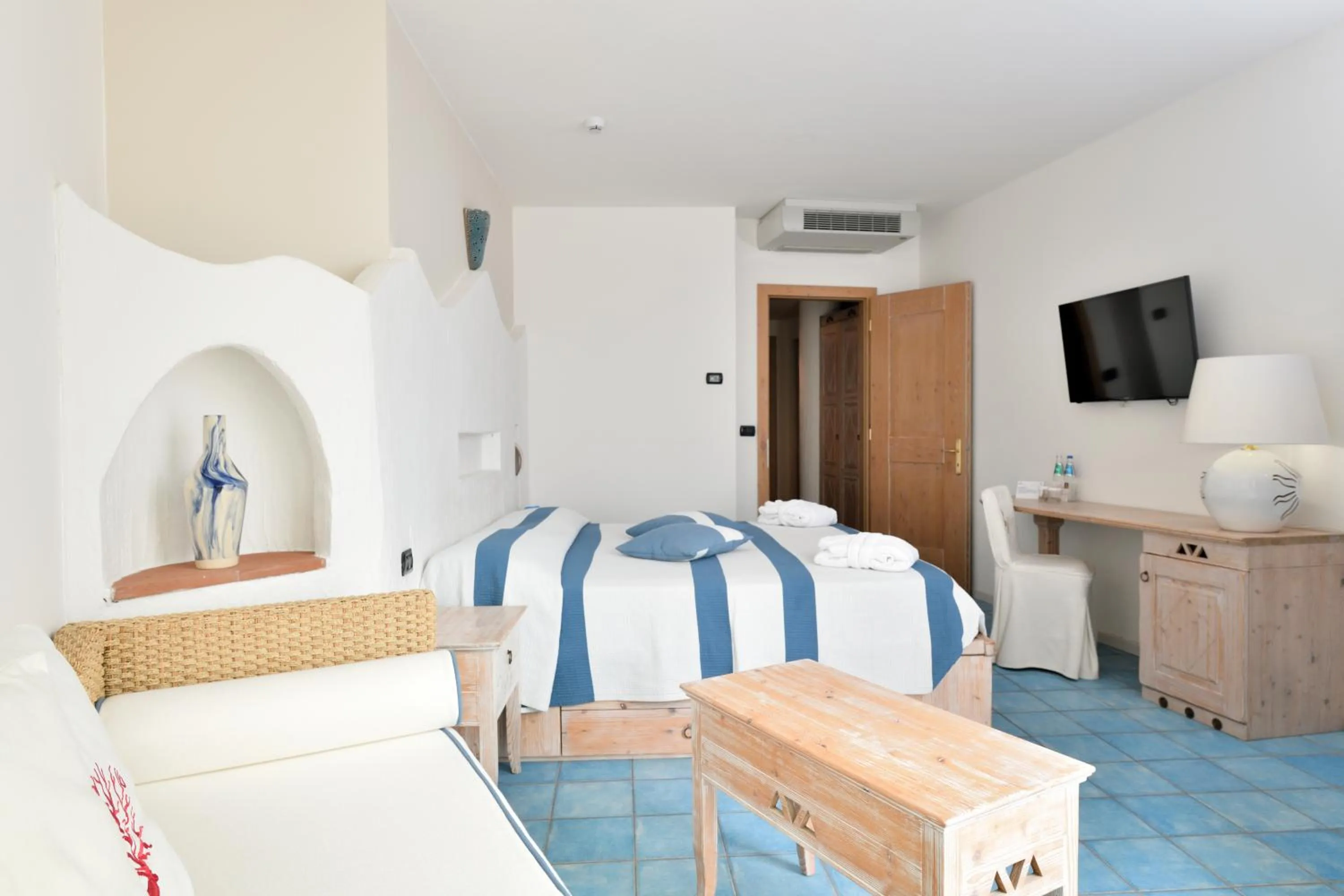 Bedroom, Bed in Hotel Resort & Spa Baia Caddinas