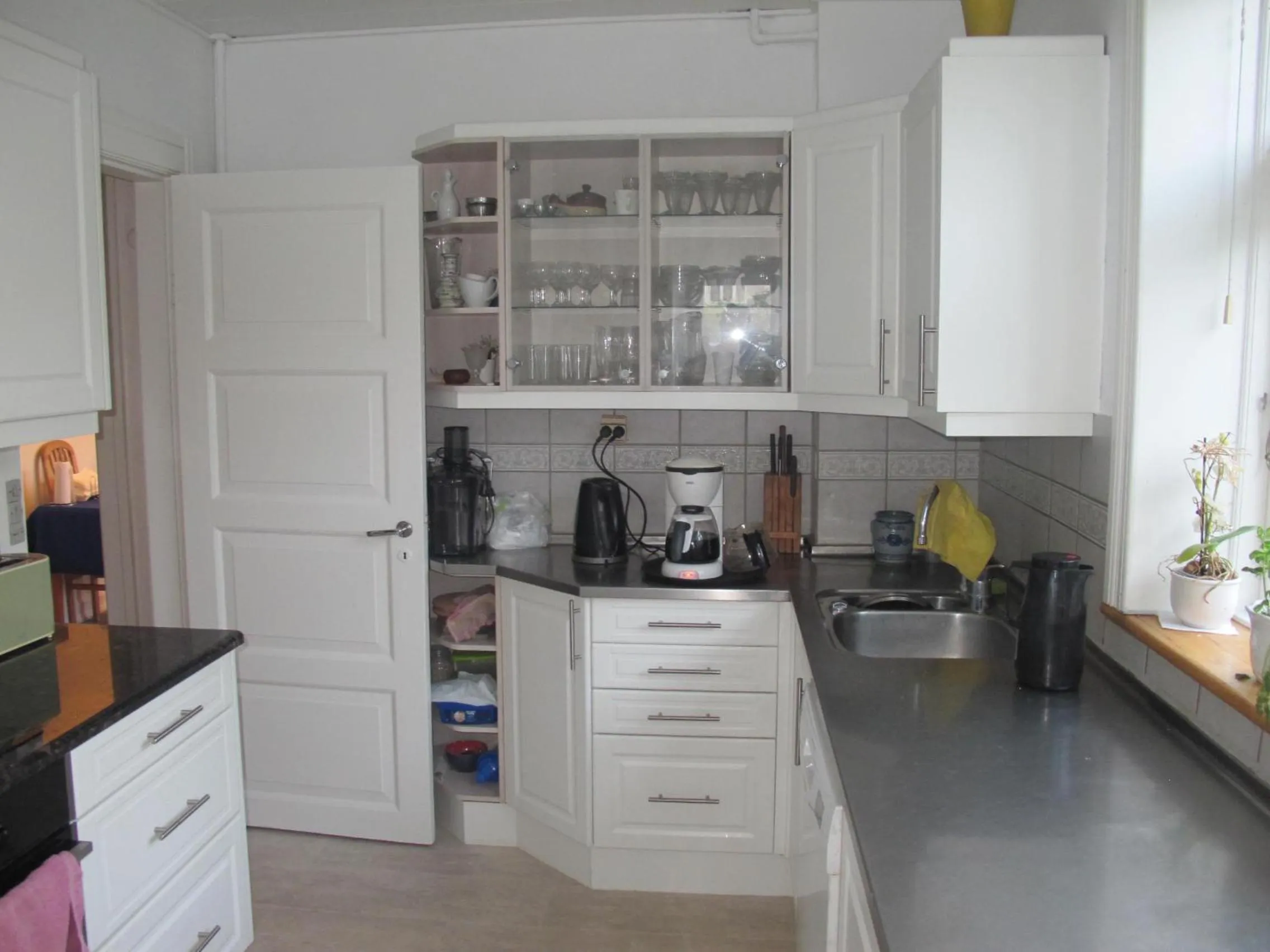 Communal kitchen in Guesthouse Sharon Aarhus