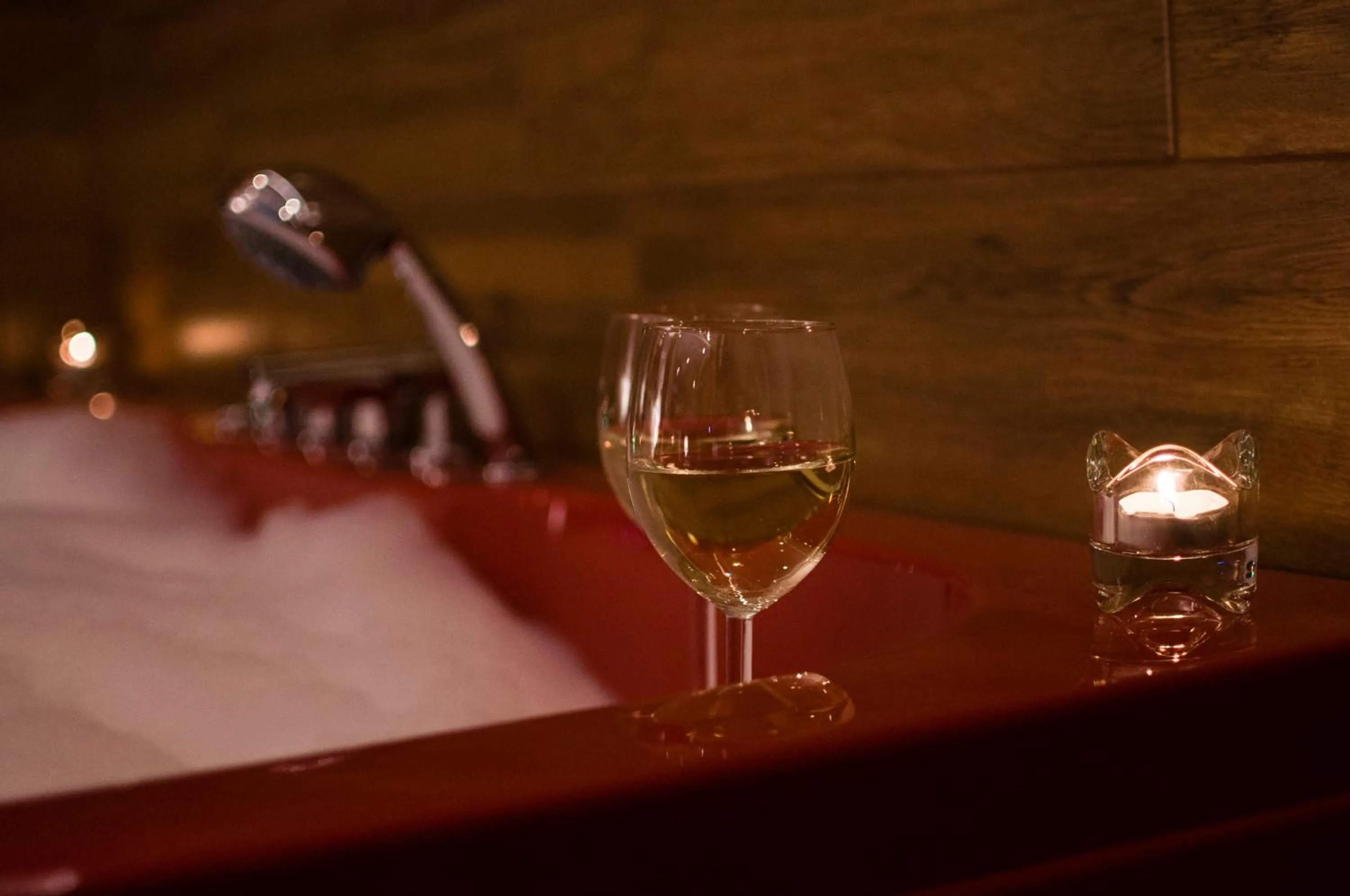 Hot Tub in Jacuzzi Apartment Red