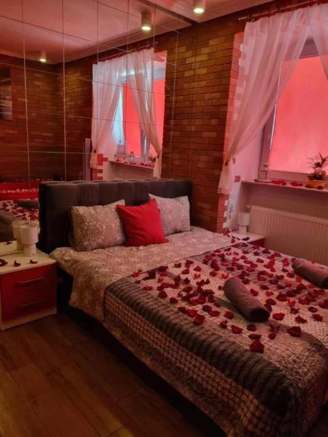 Bed in Jacuzzi Apartment Red