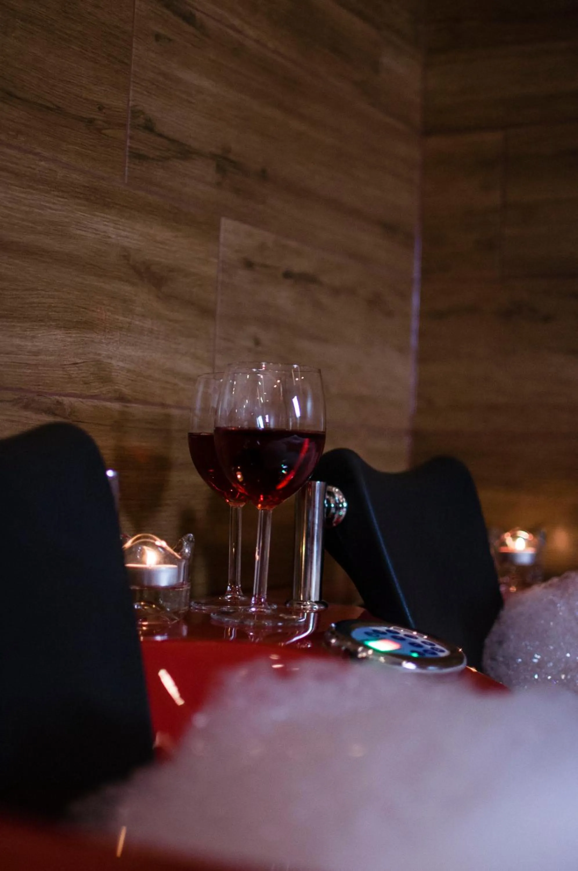 Photo of the whole room in Jacuzzi Apartment Red