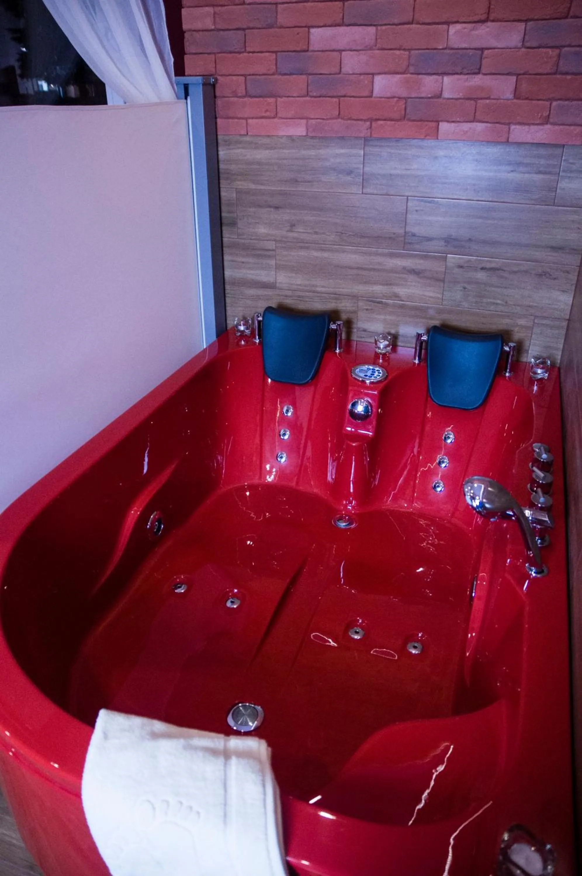 Hot Tub in Jacuzzi Apartment Red