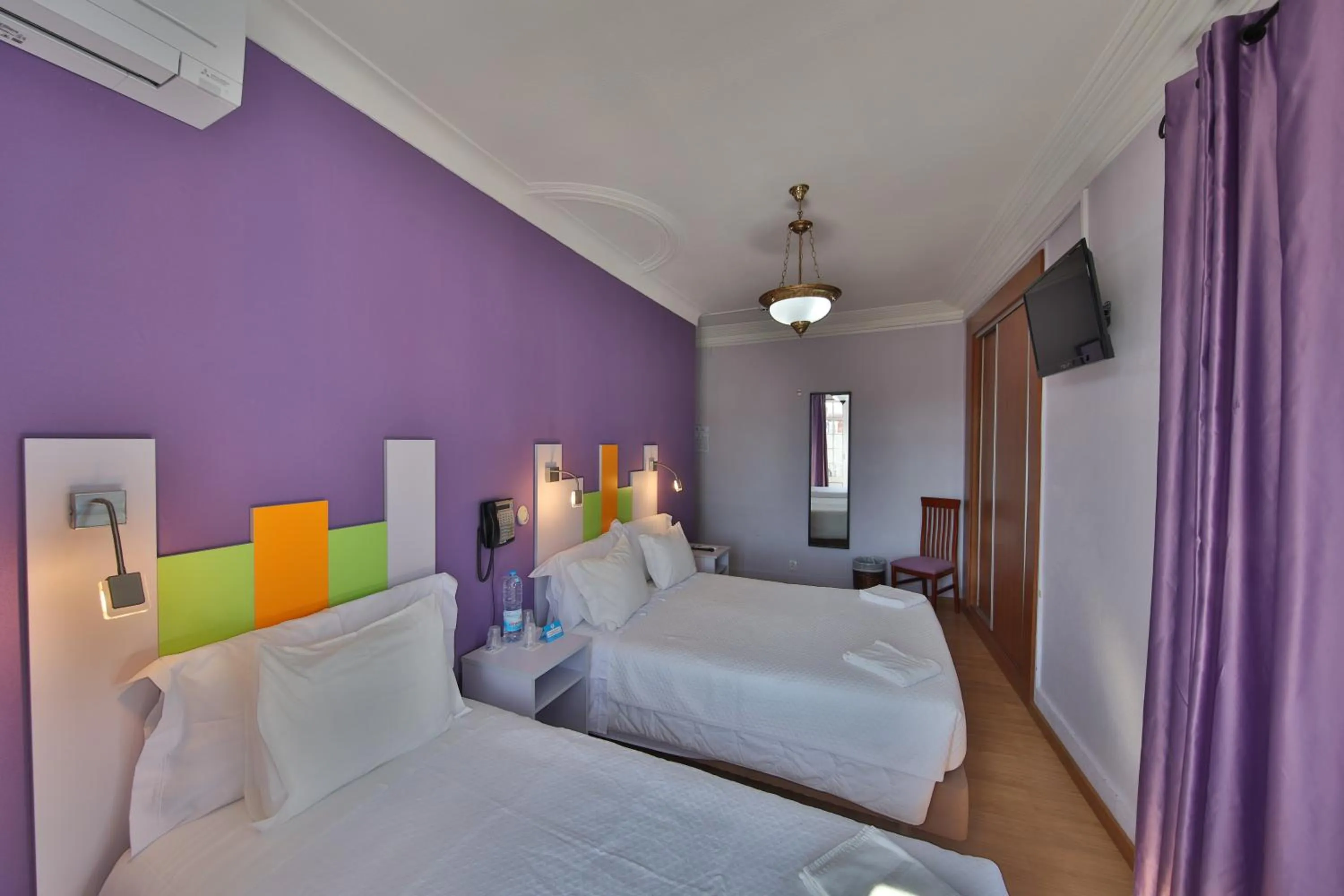 Photo of the whole room, Bed in Pensao Praca Da Figueira