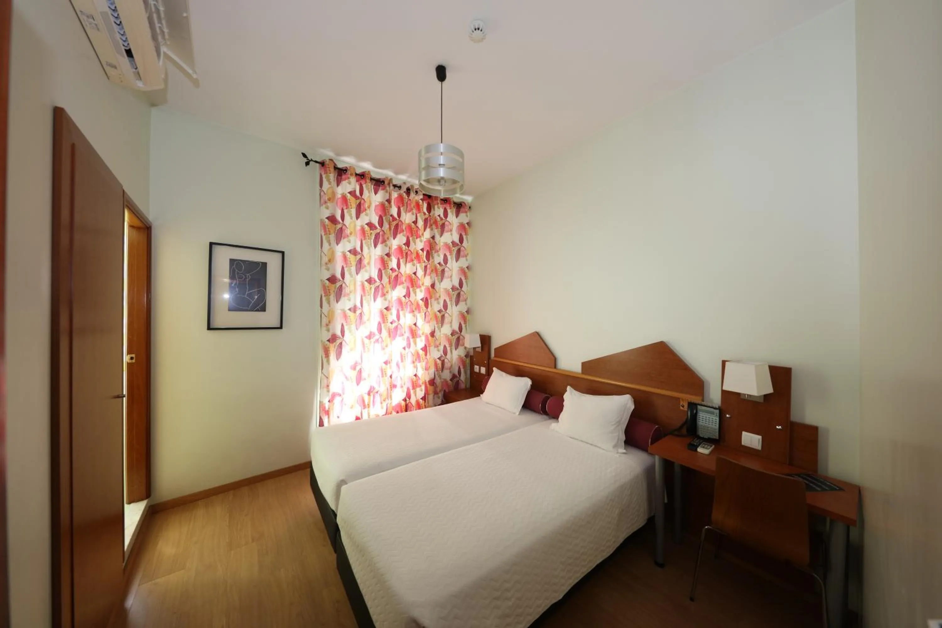 Bedroom, Bed in Pensao Praca Da Figueira