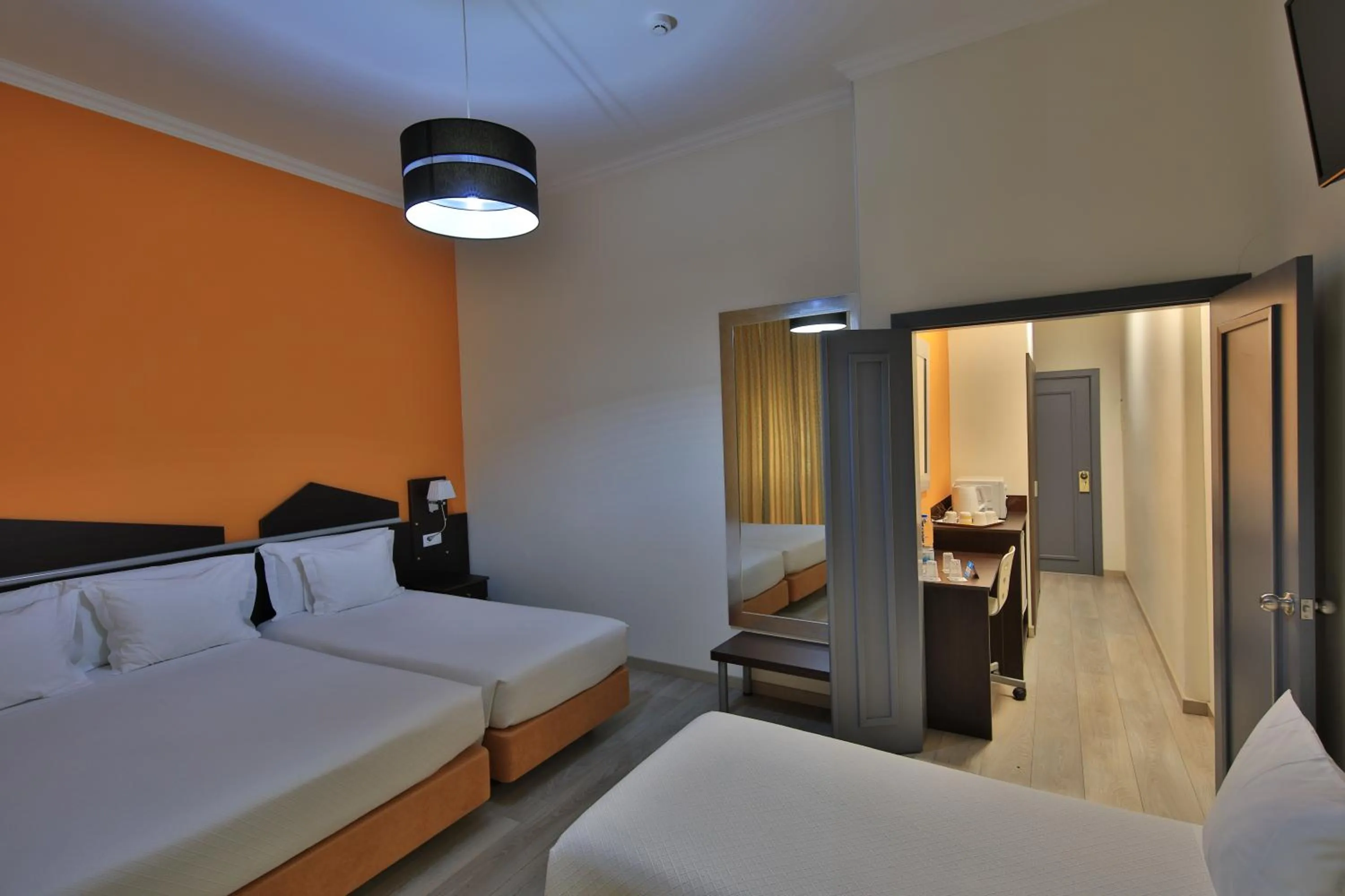 Photo of the whole room, Bed in Pensao Praca Da Figueira