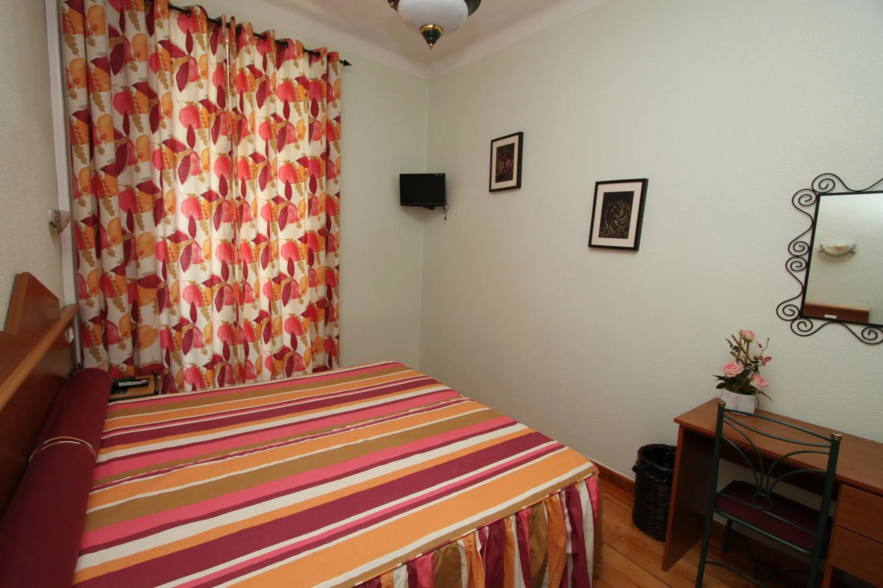 Bedroom, Bed in Pensao Praca Da Figueira