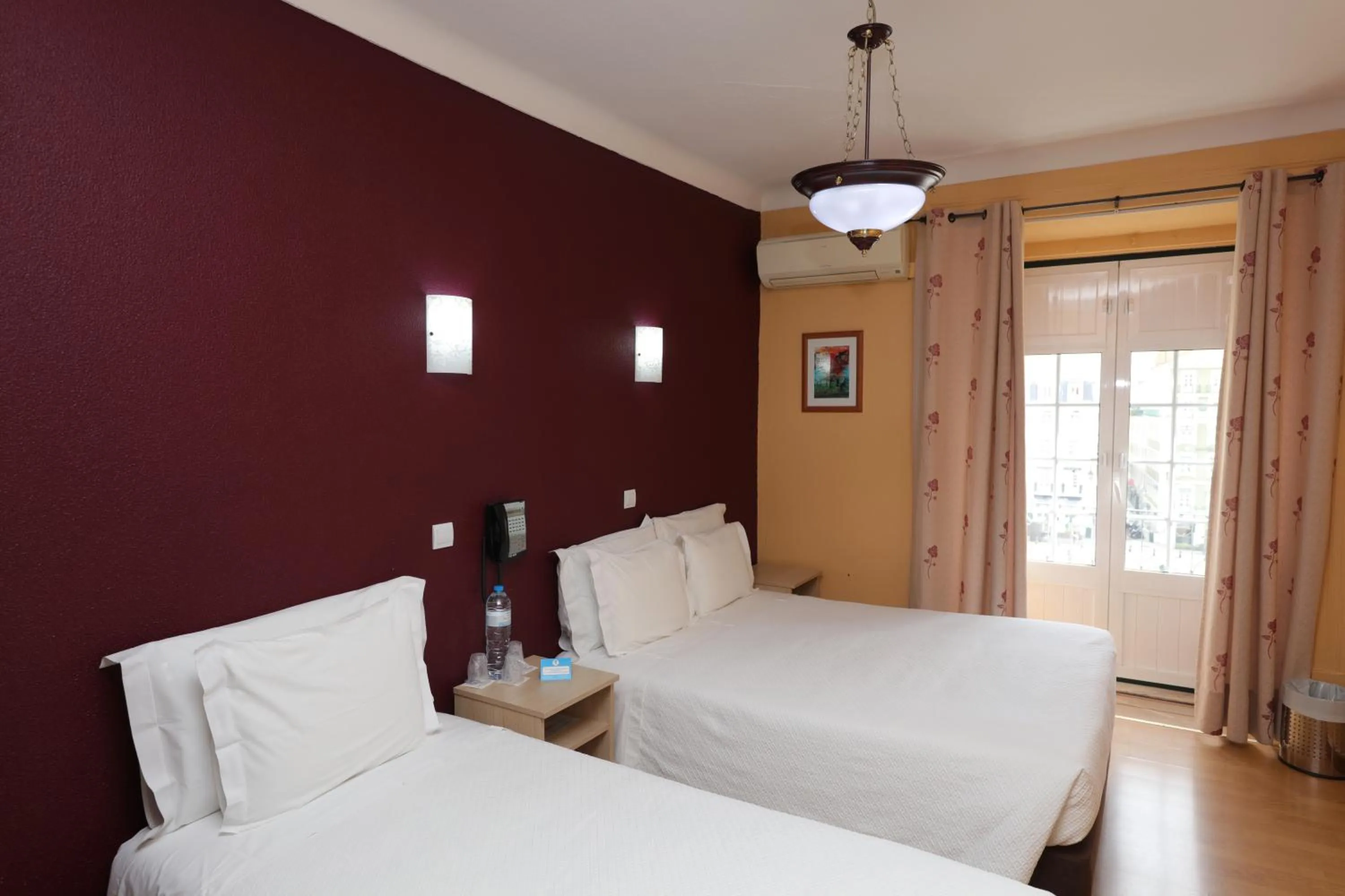 Photo of the whole room, Bed in Pensao Praca Da Figueira