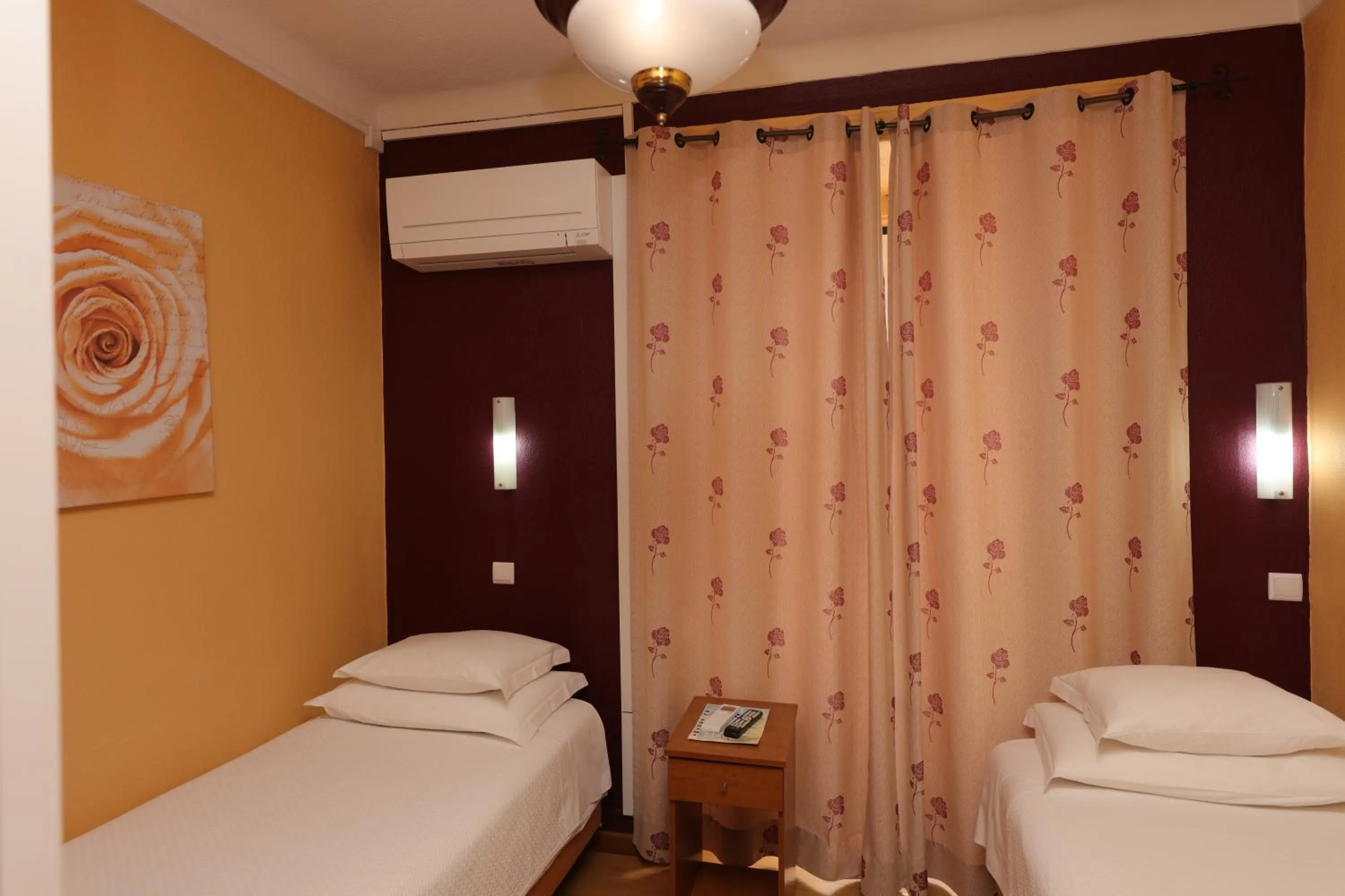 Bedroom, Bed in Pensao Praca Da Figueira