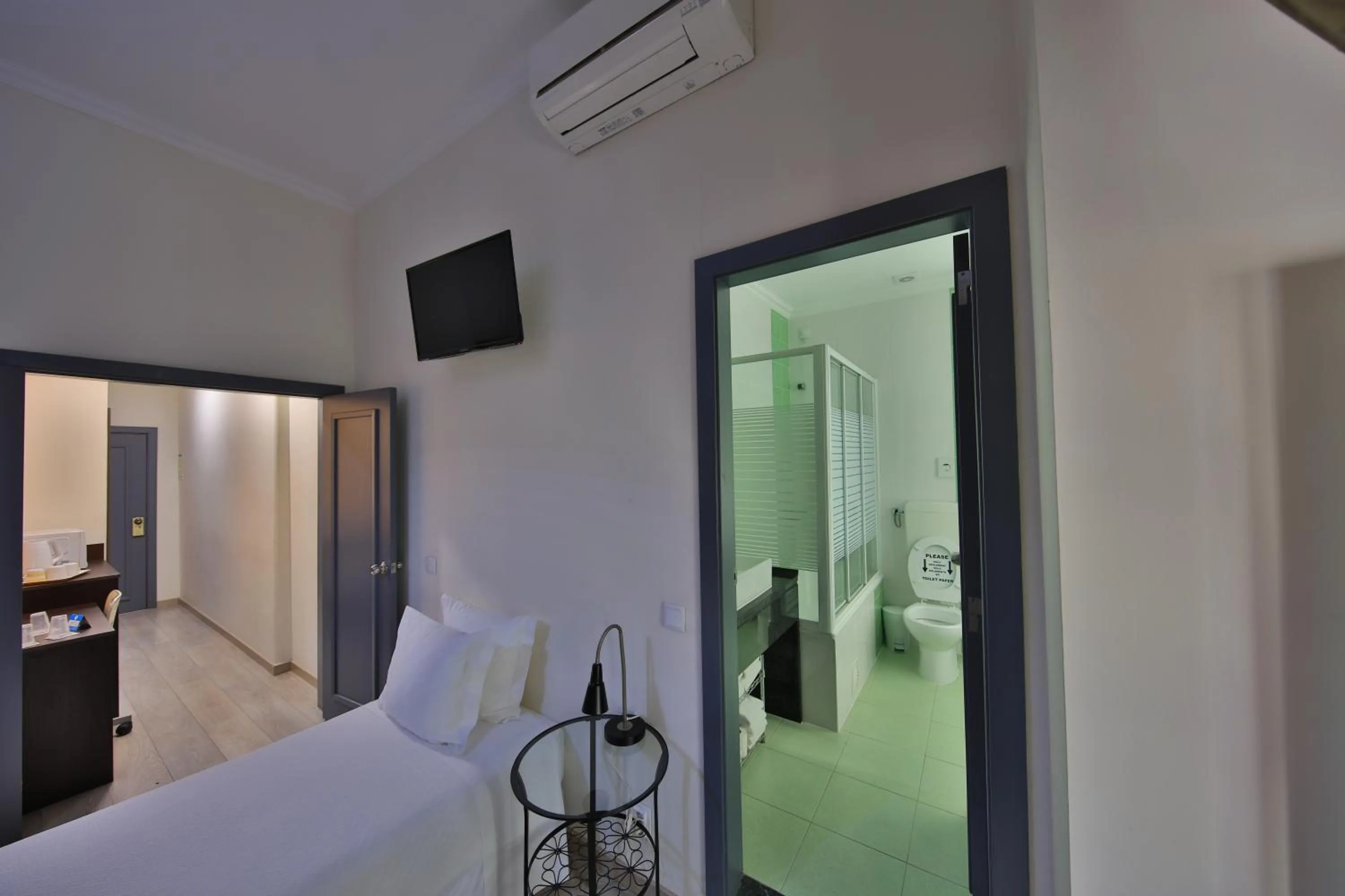 Bathroom, Bed in Pensao Praca Da Figueira