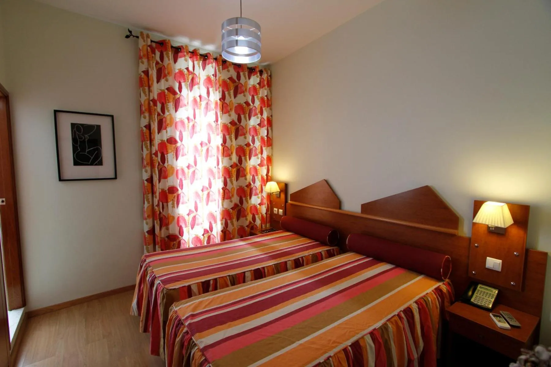 Photo of the whole room, Bed in Pensao Praca Da Figueira