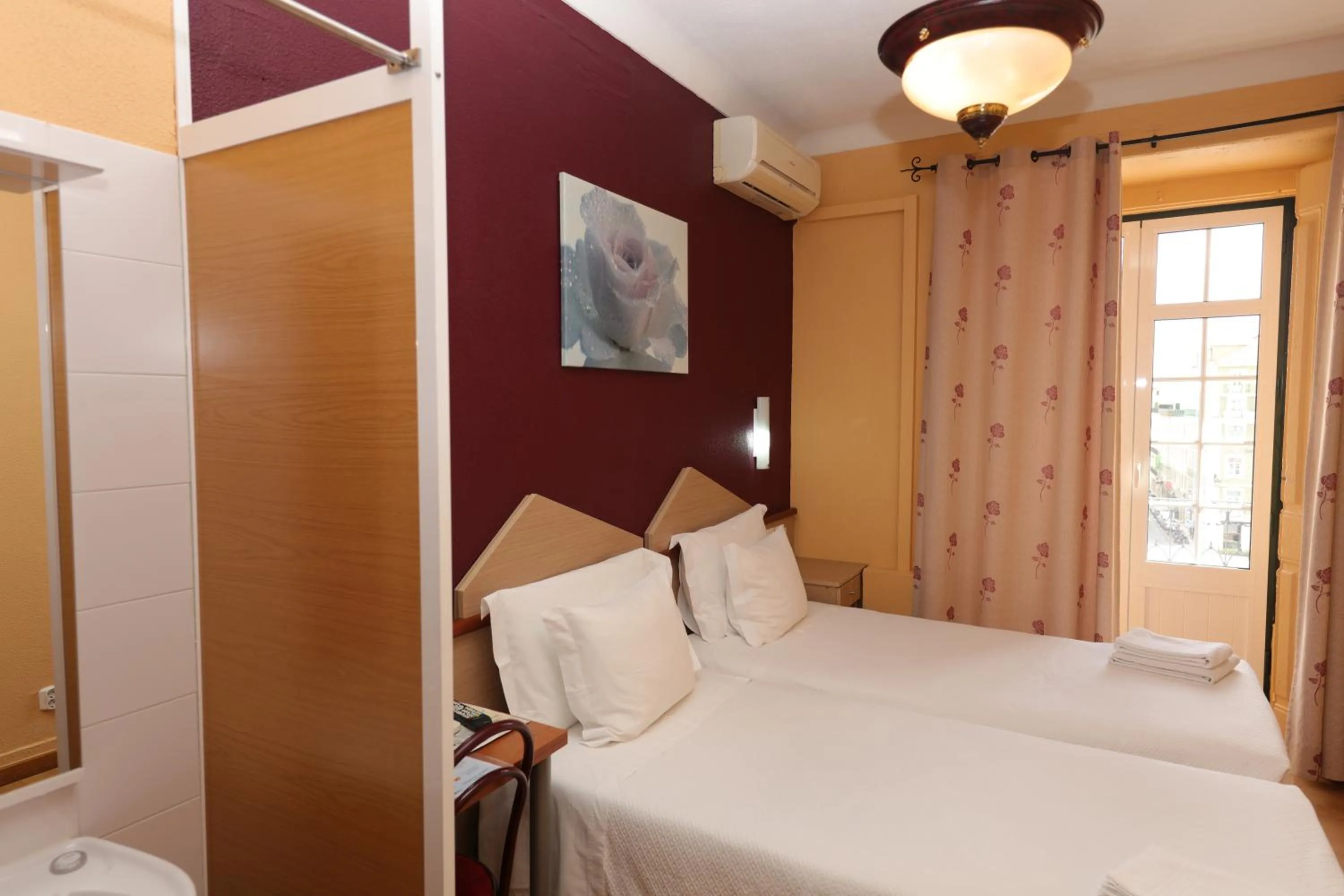 Bedroom, Bed in Pensao Praca Da Figueira