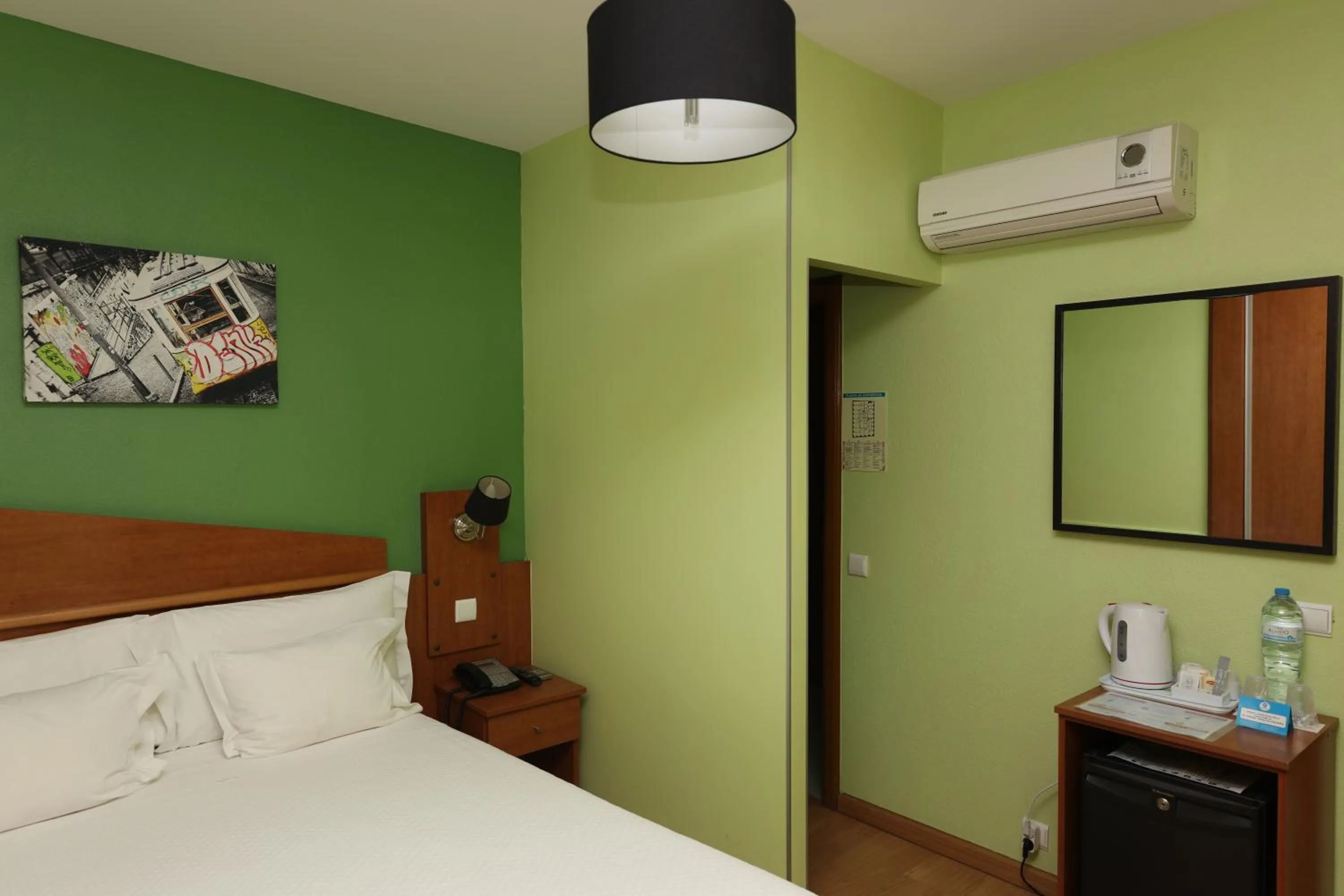 Photo of the whole room, Bed in Pensao Praca Da Figueira