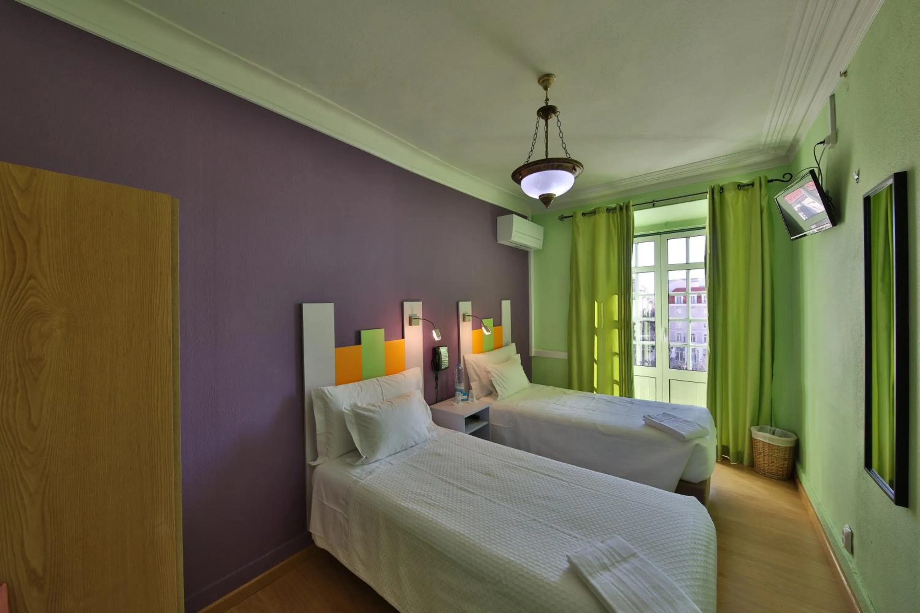 Photo of the whole room, Bed in Pensao Praca Da Figueira