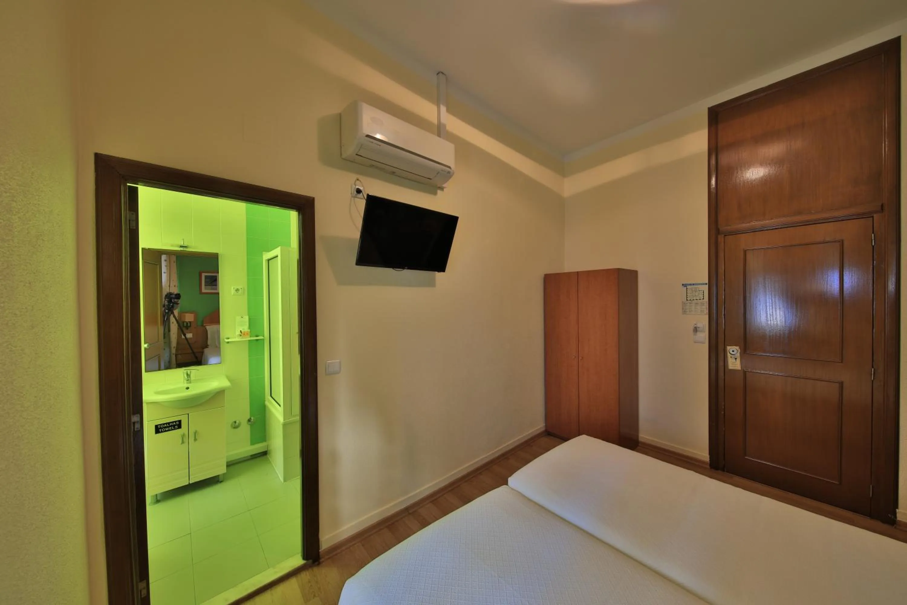 Bathroom, Bed in Pensao Praca Da Figueira