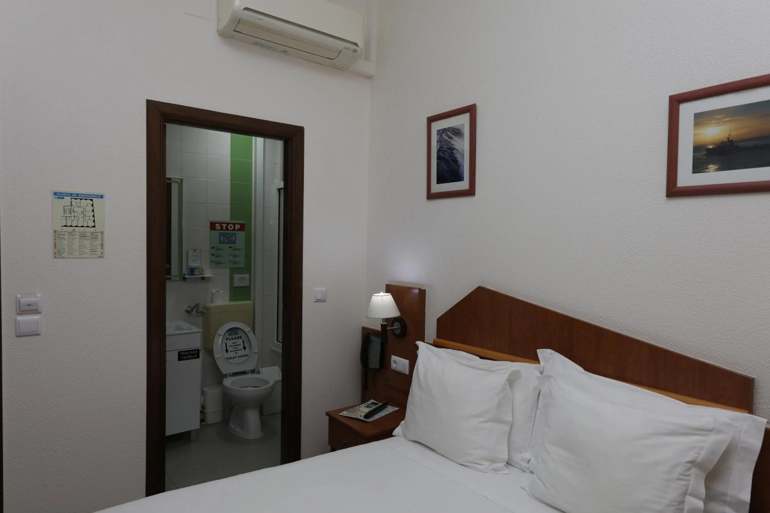 Bathroom, Bed in Pensao Praca Da Figueira