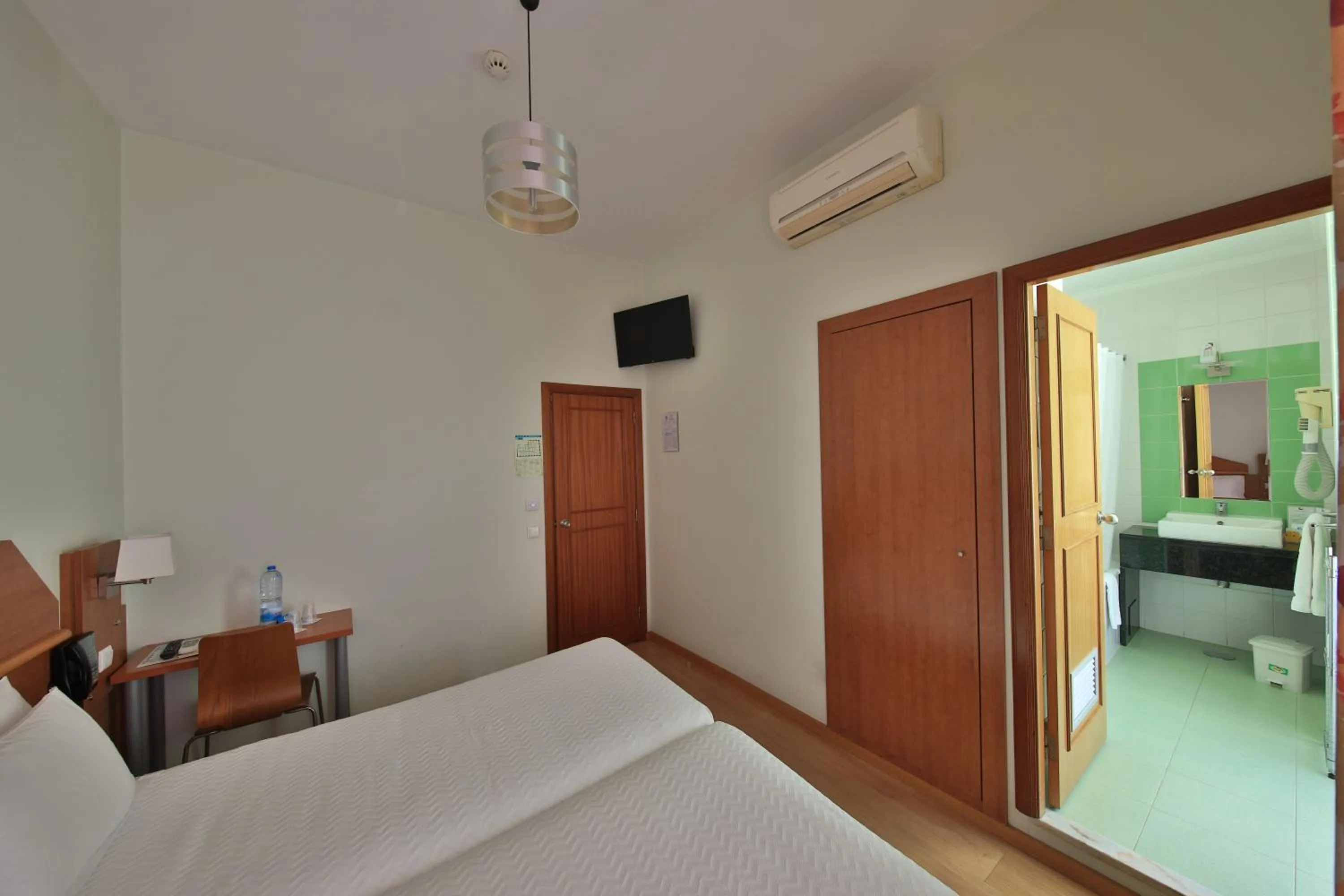 Bathroom, Bed in Pensao Praca Da Figueira