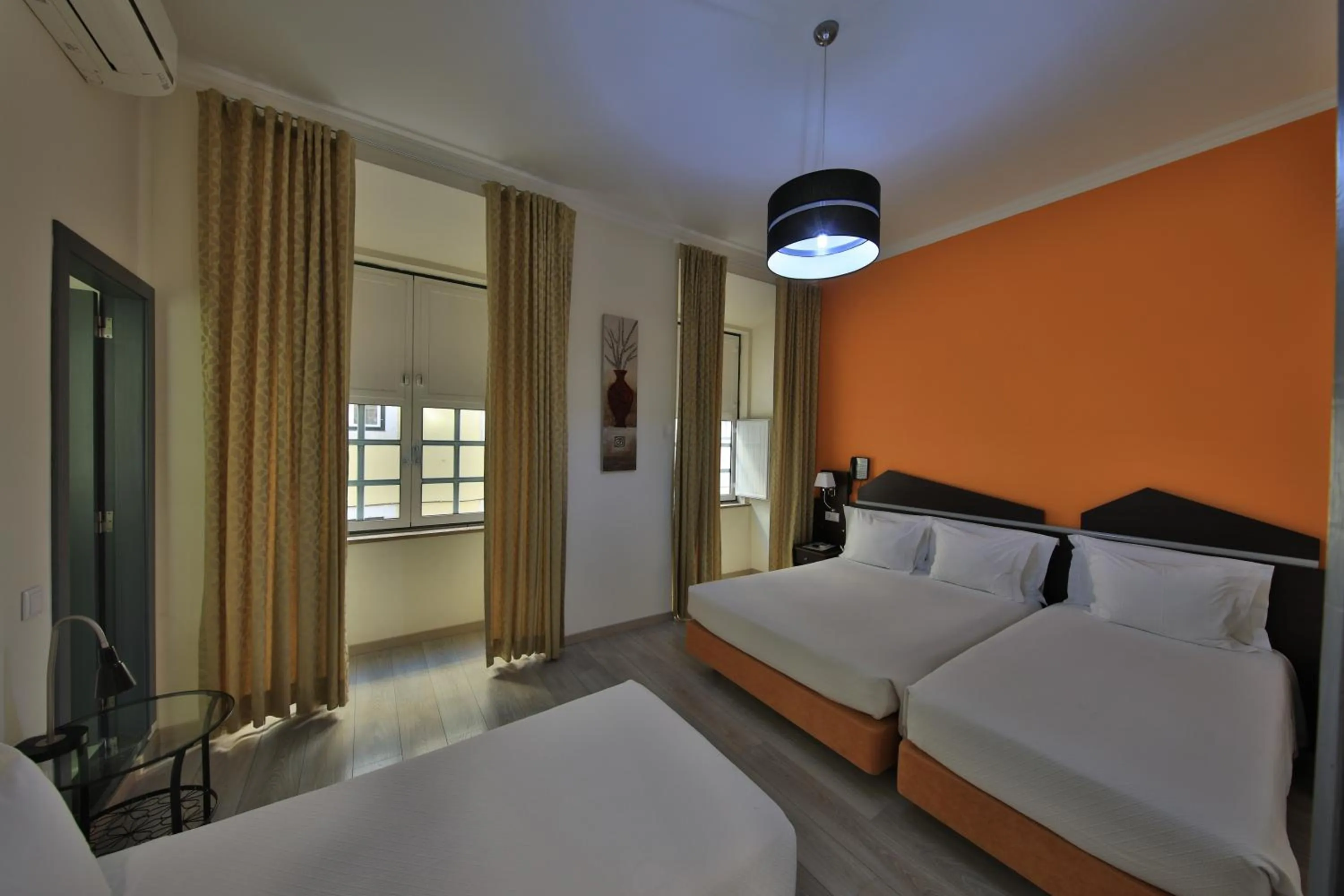 Photo of the whole room, Bed in Pensao Praca Da Figueira