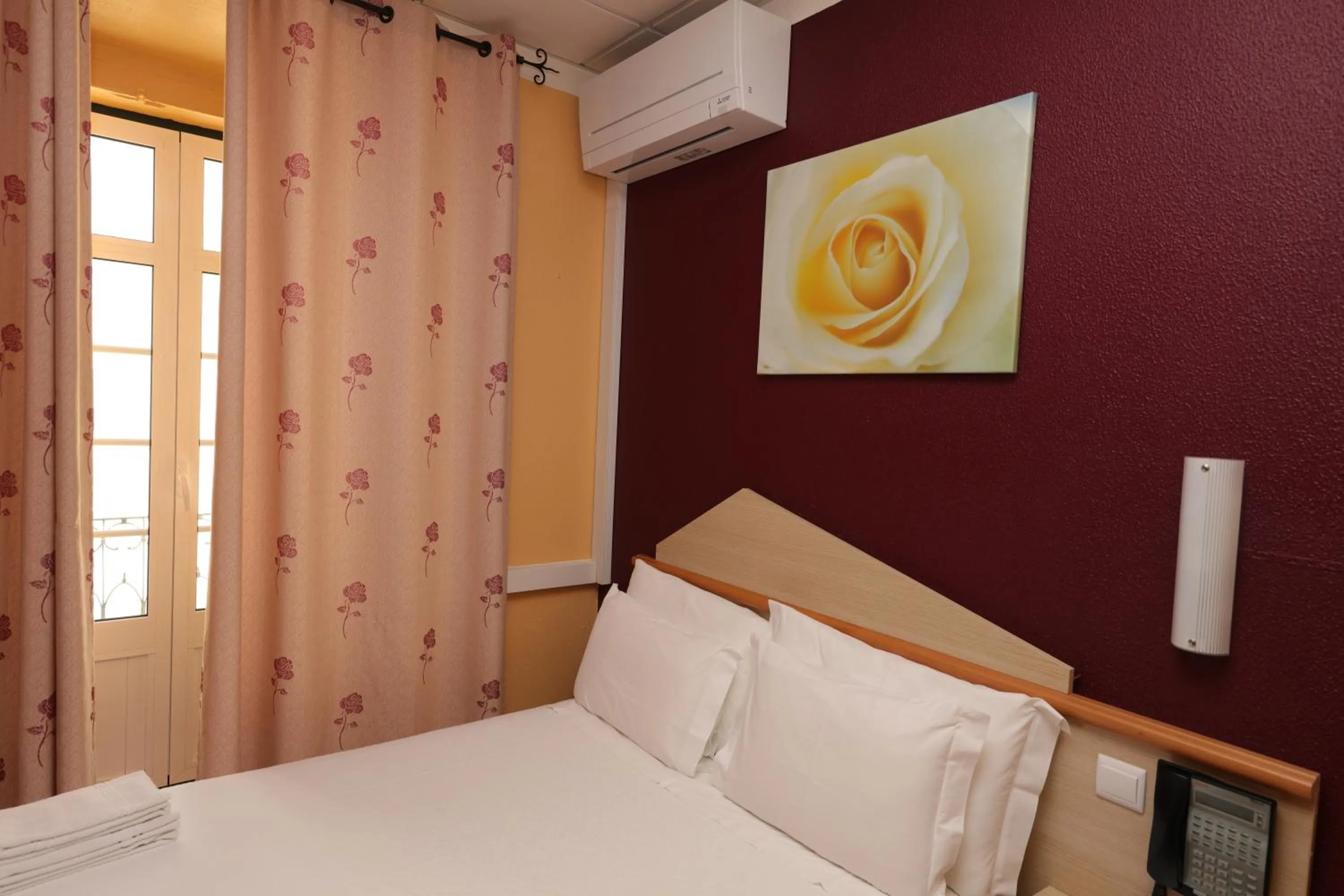 Bedroom, Bed in Pensao Praca Da Figueira