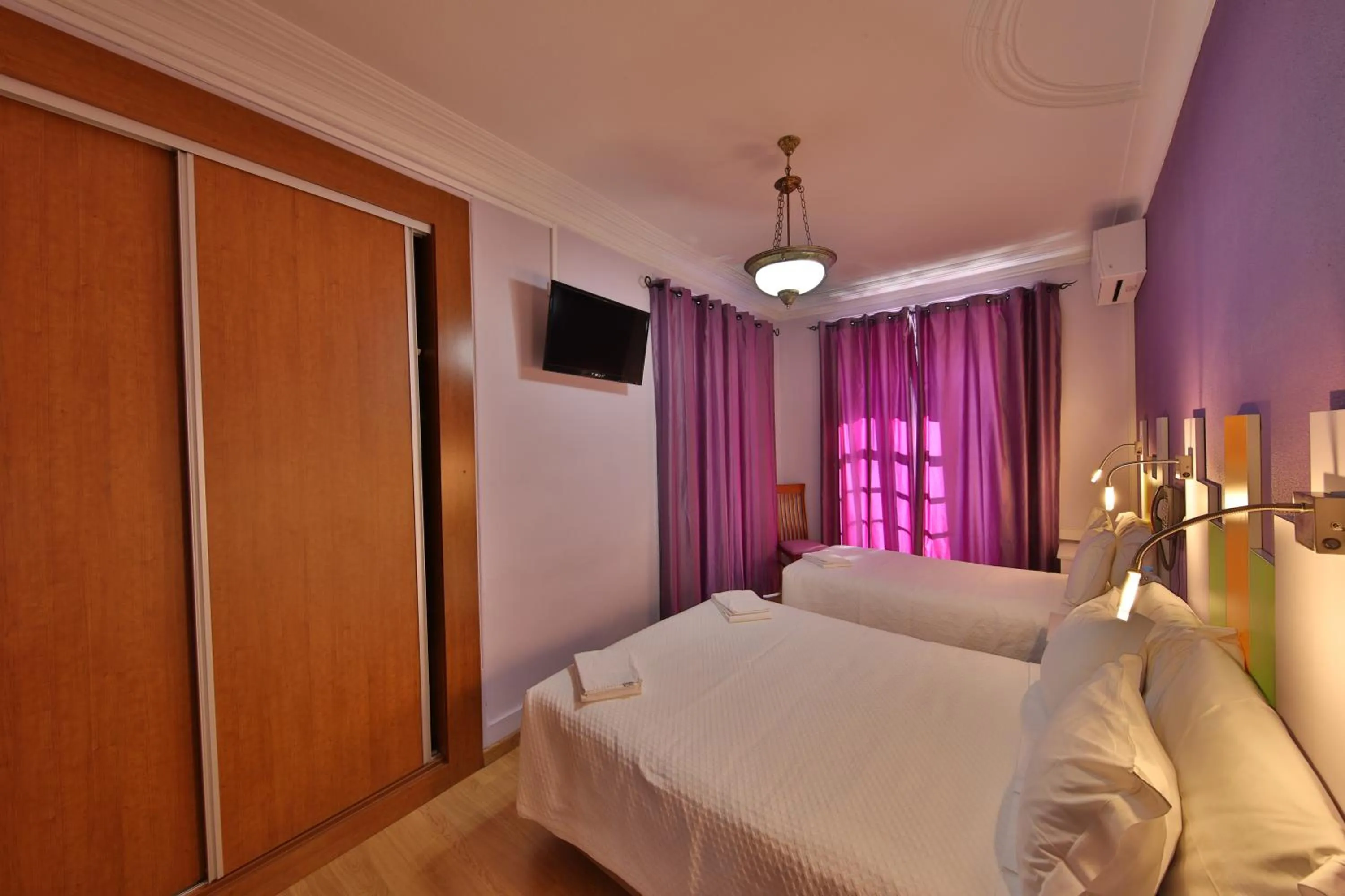 Photo of the whole room, Bed in Pensao Praca Da Figueira