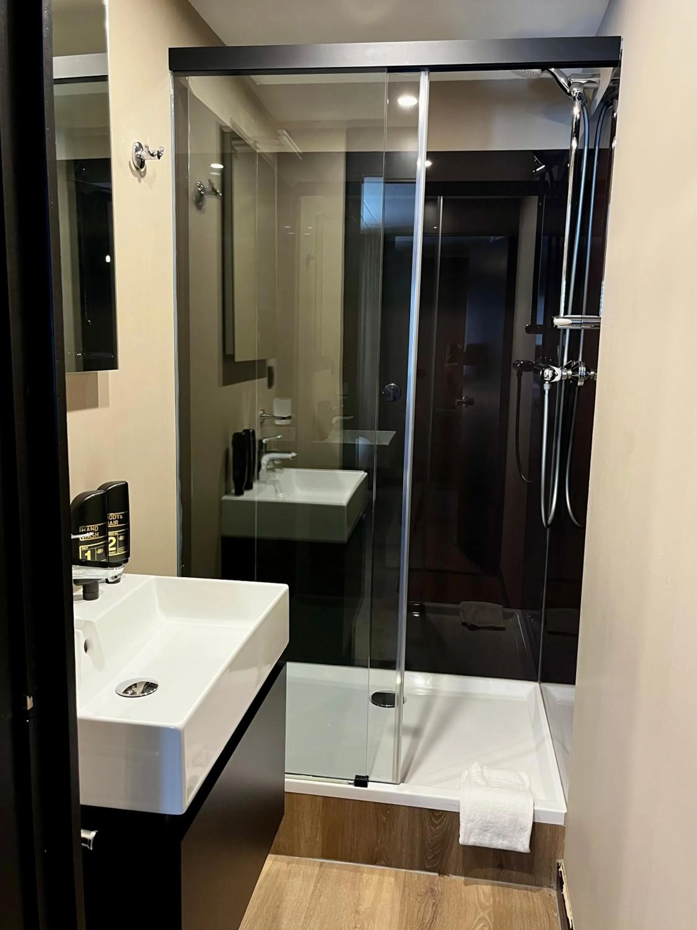 Bathroom in Hotel De Roode Leeuw Terborg