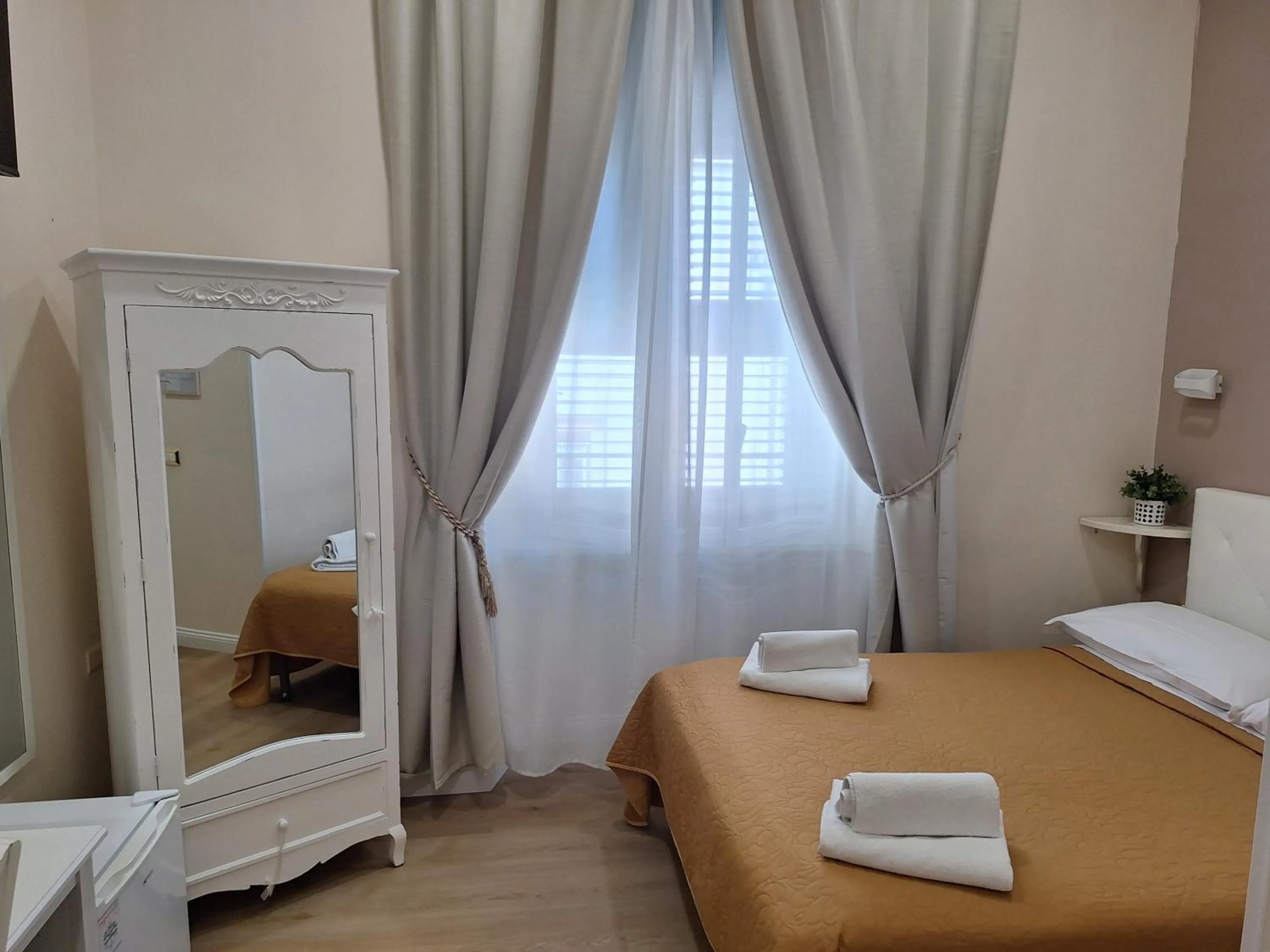 furniture, Bed in Evergreen