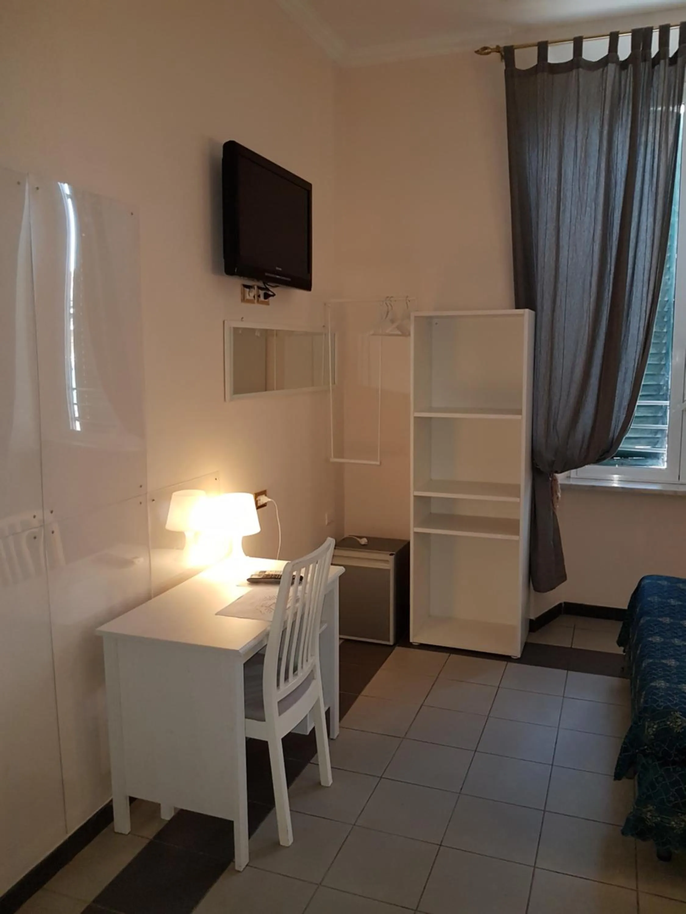 Photo of the whole room in Evergreen