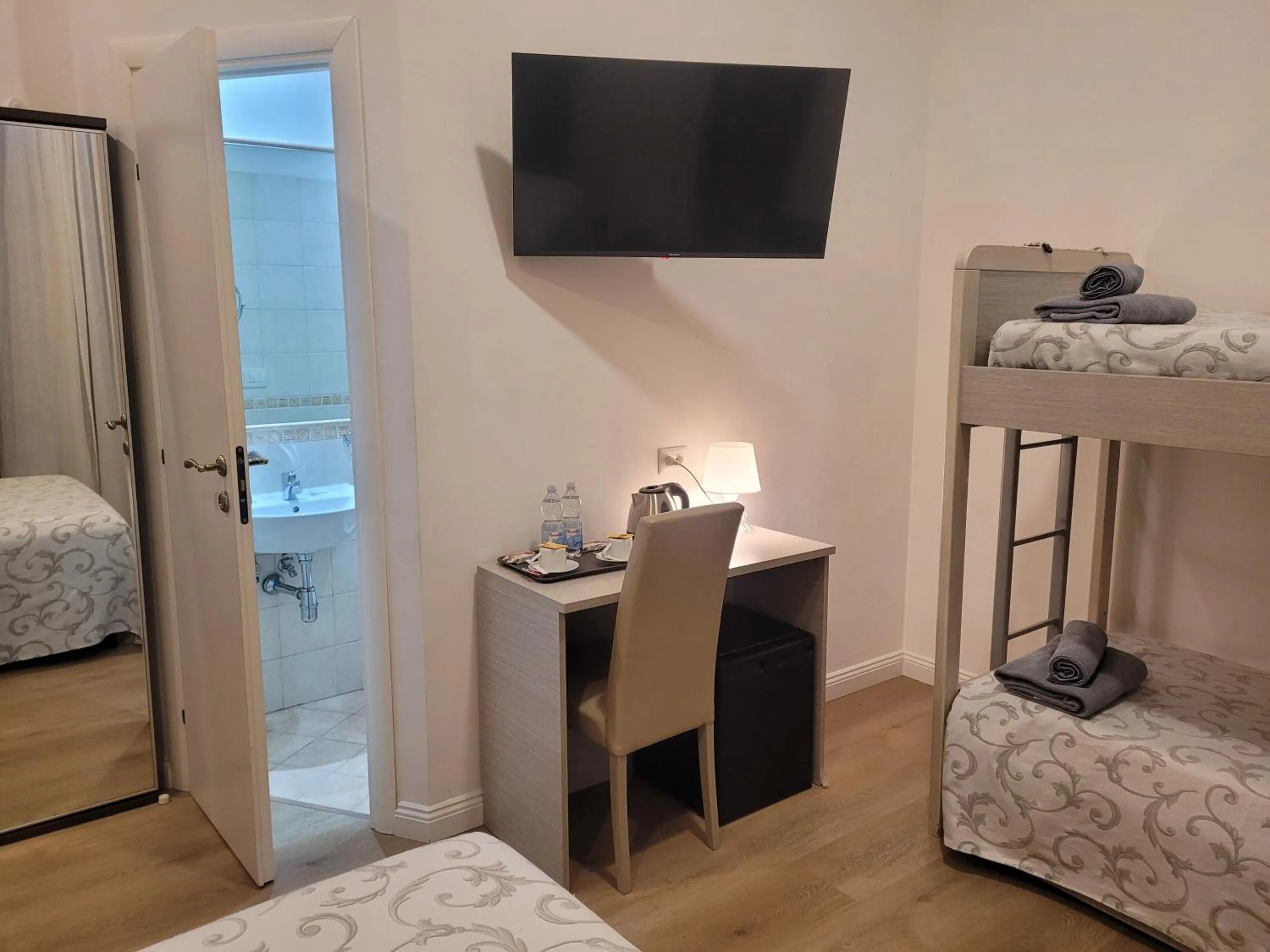 Bathroom, Bed in Evergreen