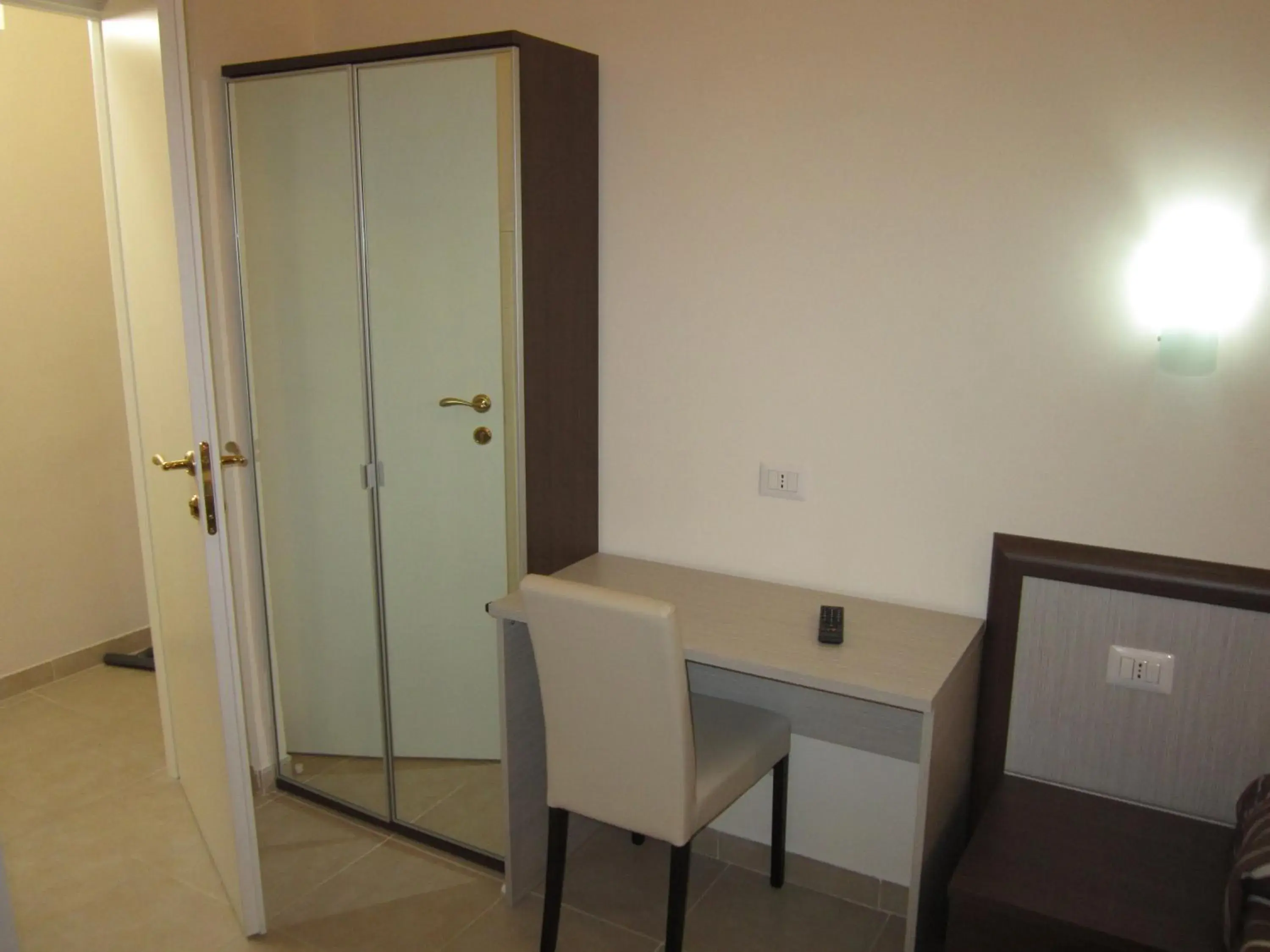 Photo of the whole room in Evergreen Photo of the whole room in Evergreen