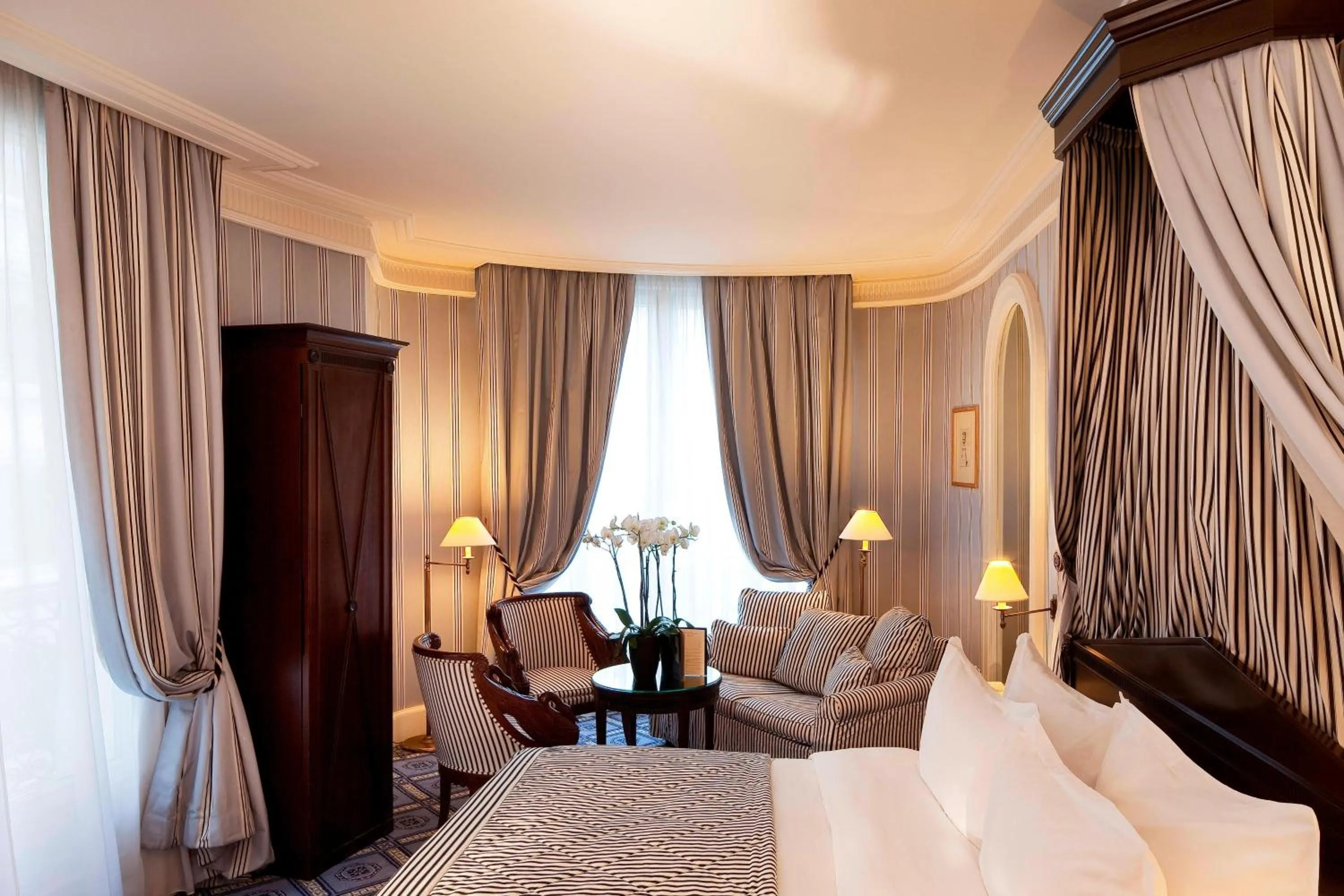 Photo of the whole room, Bed in Le Dokhan's Paris Arc de Triomphe, a Tribute Portfolio Hotel