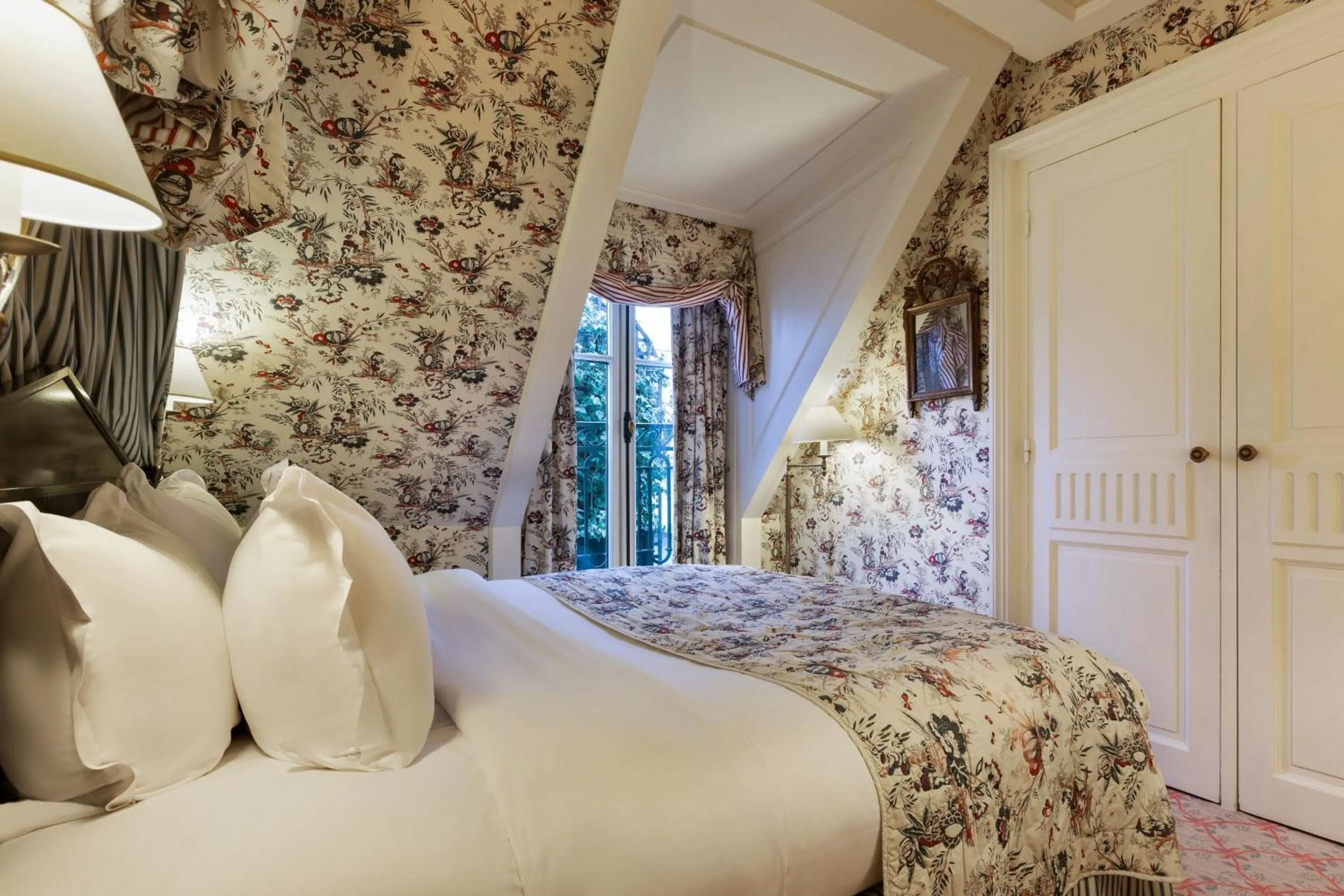 Photo of the whole room, Bed in Le Dokhan's Paris Arc de Triomphe, a Tribute Portfolio Hotel