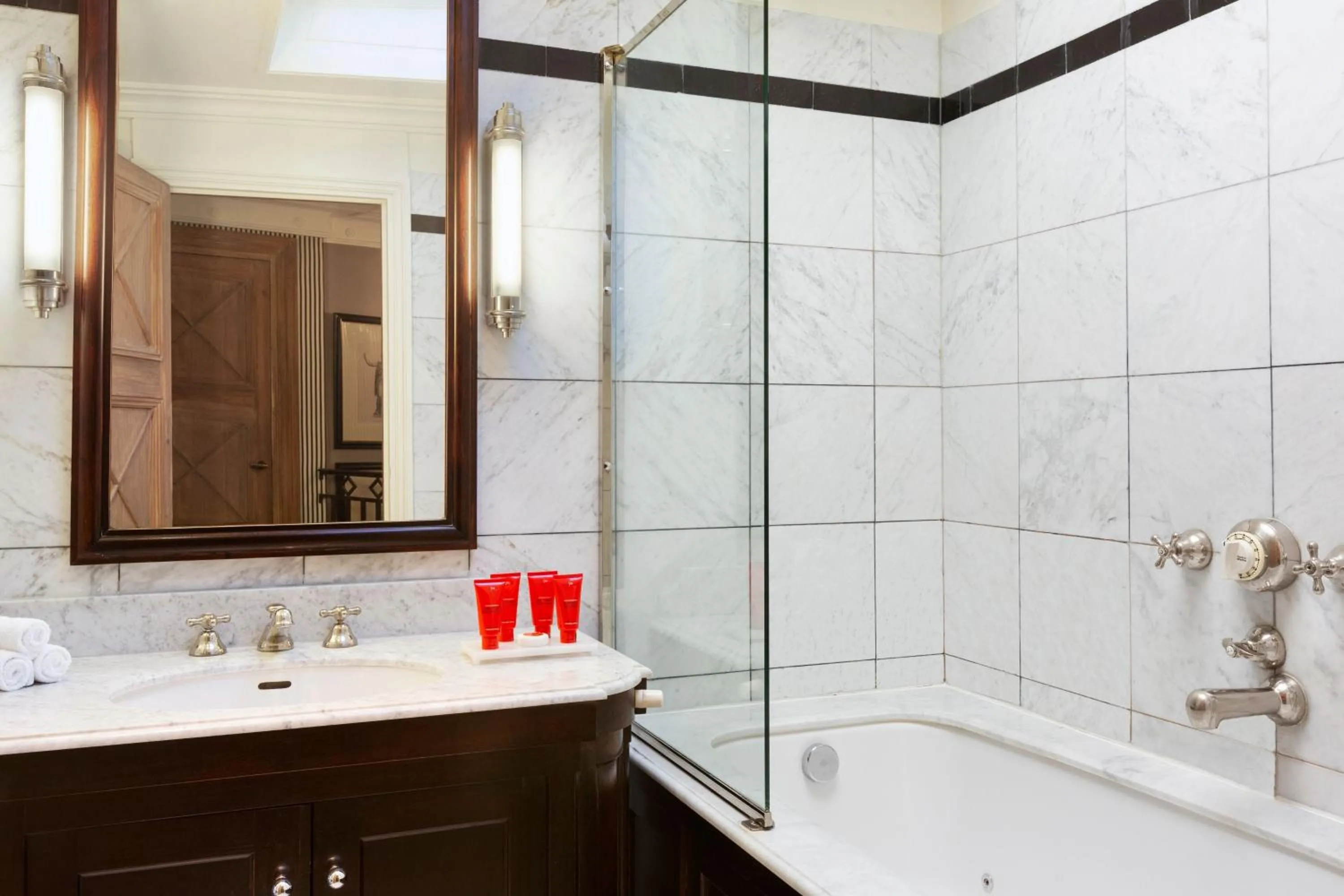 Bathroom in Le Dokhan's Paris Arc de Triomphe, a Tribute Portfolio Hotel